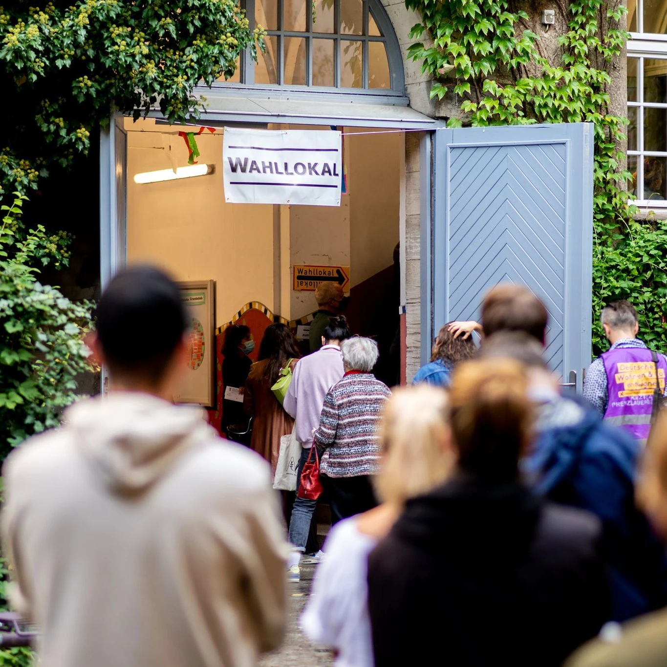 Wählerinnen und Wähler warten am 26. September 2021 im Berliner Stadtteil Prenzlauer Berg in einer langen Schlange vor einem Wahllokal.&nbsp;