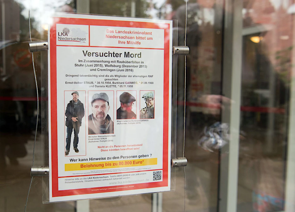 ARCHIV - Das LKA Niedersachsen sucht mit einem Fahndungsplakat nach zwei ehemaligen Mitgliedern der Rote-Armee-Fraktion.  