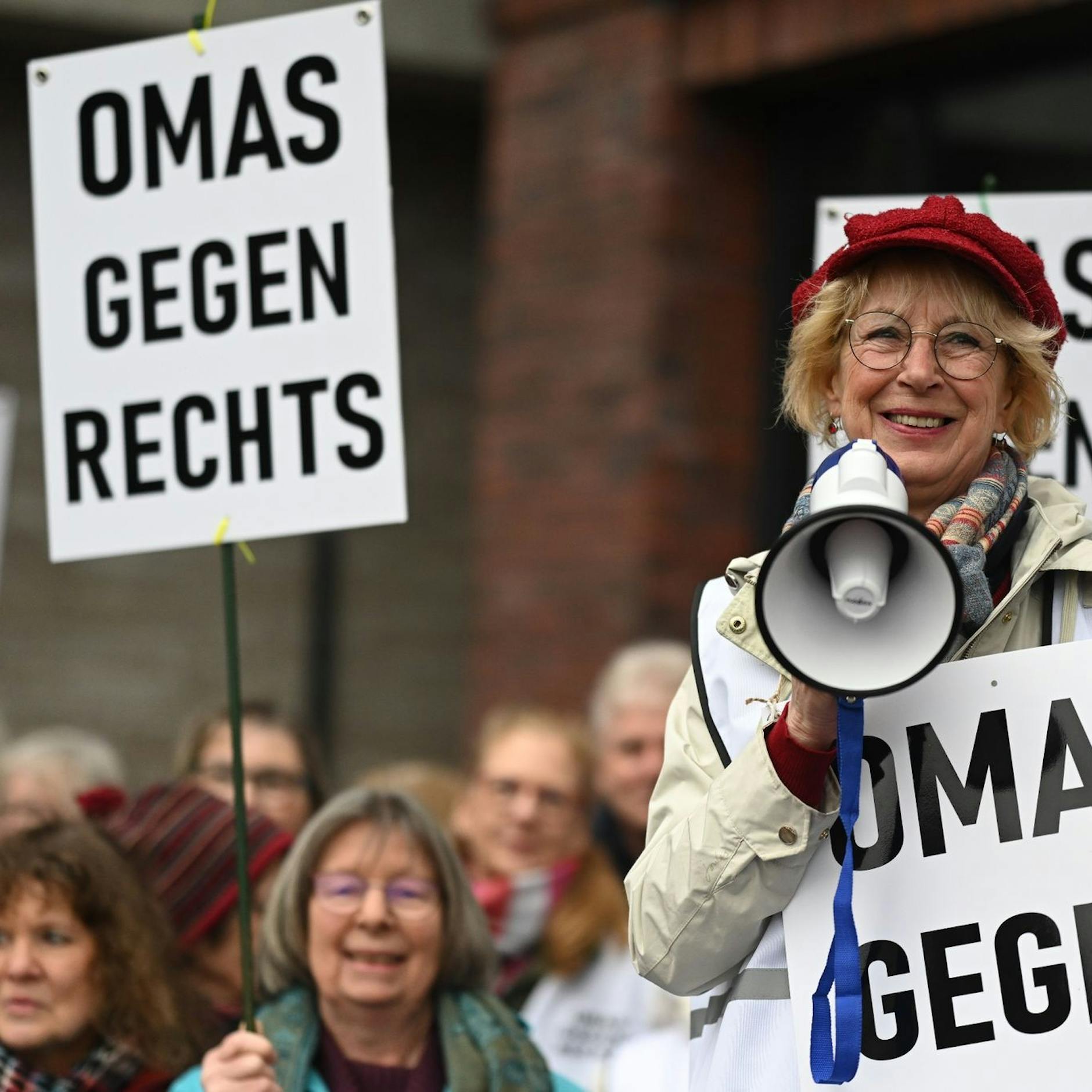 Image - Alt, laut und mutig: Omas gegen rechts werden sichtbarer