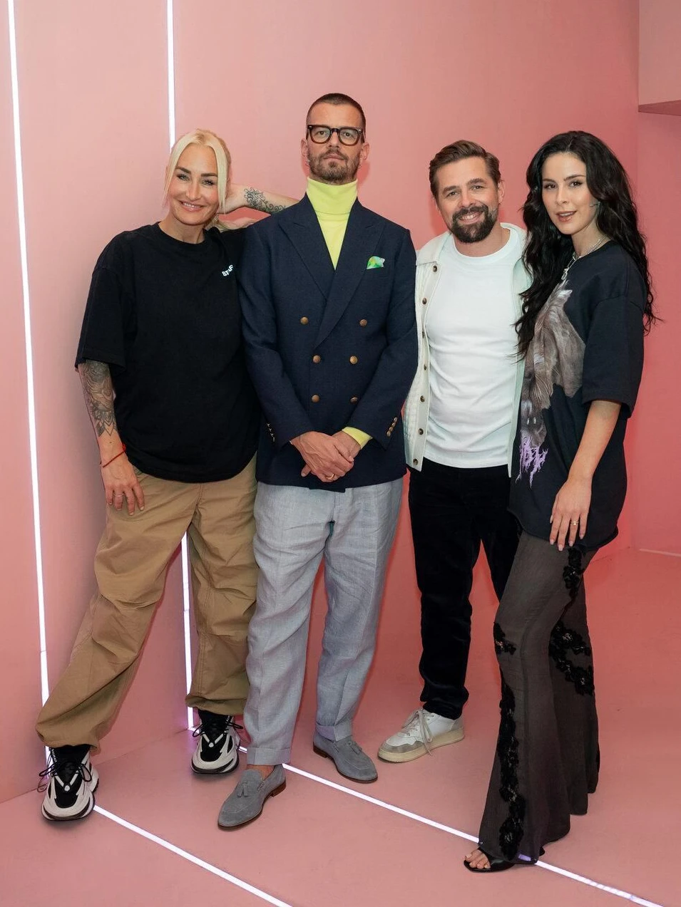 Die aktuelle Besetzung von „Wer stiehlt mir die Show?“: Neben Moderator Joko Winterscheidt (2.v.l.) stehen Sängerin Sarah Connor, (l.), ihre Kollegin Lena Meyer-Landrut und TV-Star Klaas Heufer-Umlauf vor der Kamera.