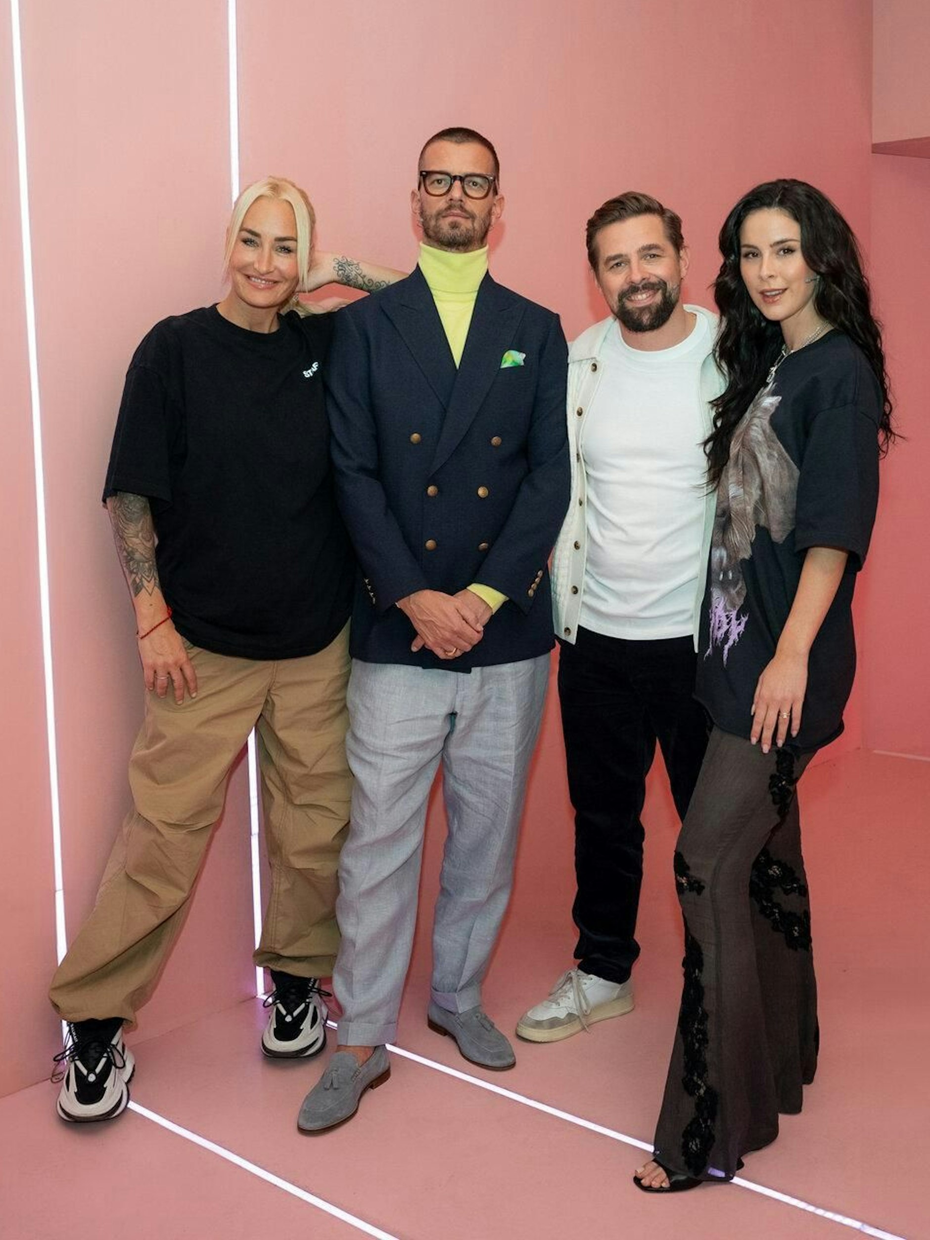 Die aktuelle Besetzung von „Wer stiehlt mir die Show?“: Neben Moderator Joko Winterscheidt (2.v.l.) stehen Sängerin Sarah Connor, (l.), ihre Kollegin Lena Meyer-Landrut und TV-Star Klaas Heufer-Umlauf vor der Kamera.