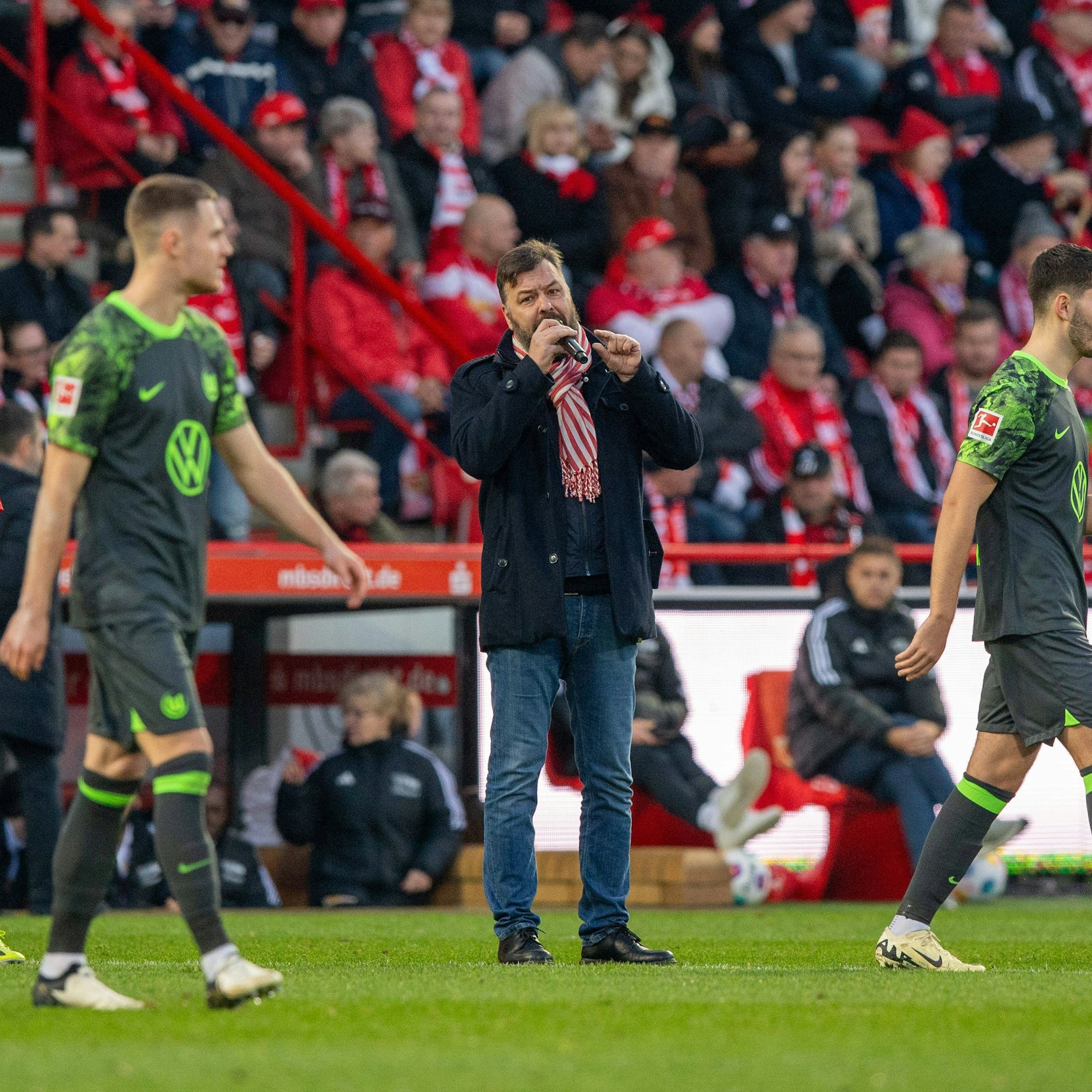 Presse- und Stadionsprecher Christian Arbeit ermahnte die Union-Fans und Wolfsburger Anhänger eindringlich. Das Spiel stand kurz vor dem Abbruch.