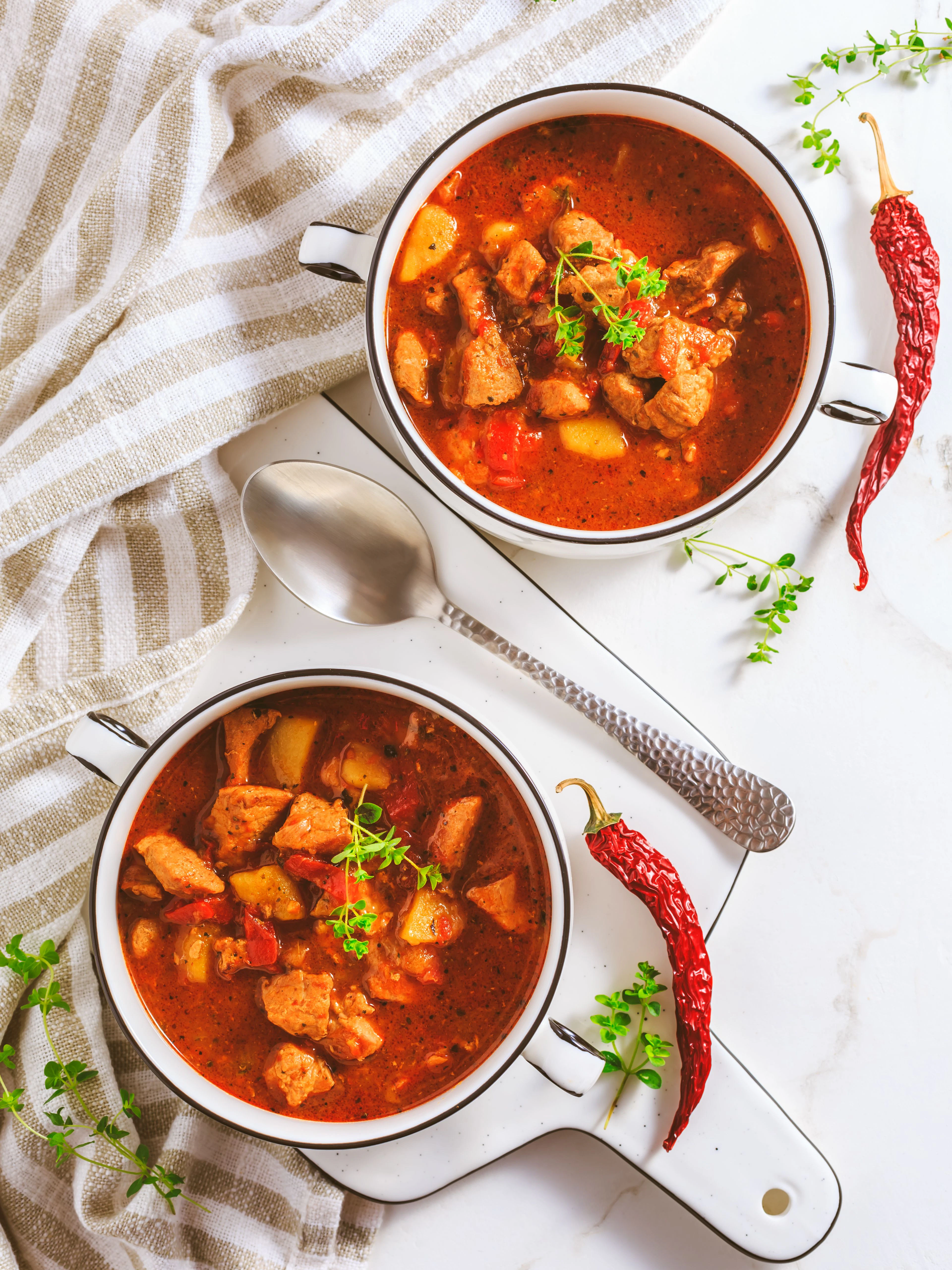 Köstliche Gulaschsuppe mit Kartoffeln und Paprika: Dieses Rezept für Kesselgulasch ist einfach und genial.