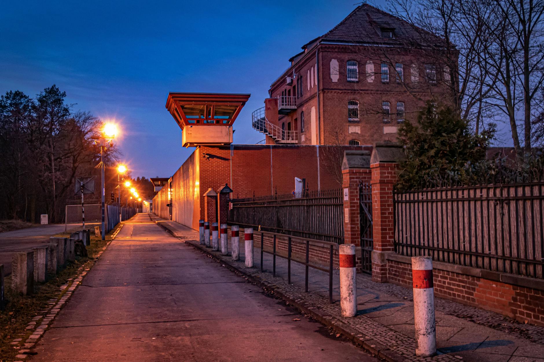 Der gefährliche Vergewaltiger war am Dienstagabend bei einem begleiteten Ausgang getürmt. Er saß in Sicherungsverwahrung in der JVA Tegel.