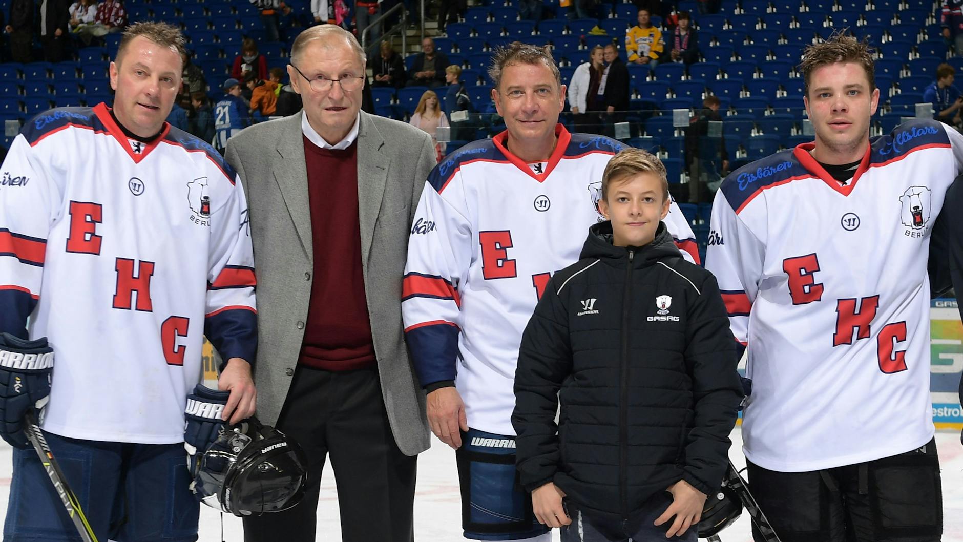 Eine schrecklich nette Eishockey-Familie: Joachim Ziesche (2. v. l.) im Jahr 2017 mit seinen Söhnen Steffen (l.) und Jens sowie den Enkeln Philip und Markus (r.). 