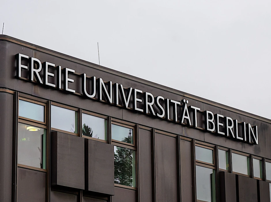 Der Schriftzug «Freie Universität Berlin» ist an der Fassade eines Uni-Gebäudes zu sehen.  