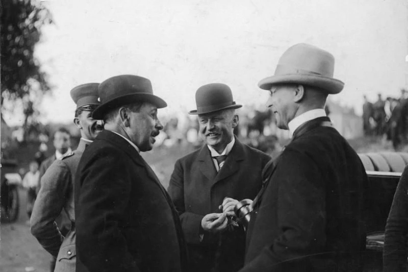 Gustav von Kahr (r.) und Erich Ludendorff (M.) im Jahr 1921