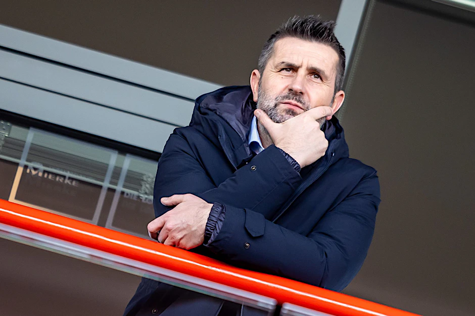 ARCHIV - Trainer Nenad Bjelica von Union Berlin verfolgt das Spiel von der Tribüne.  