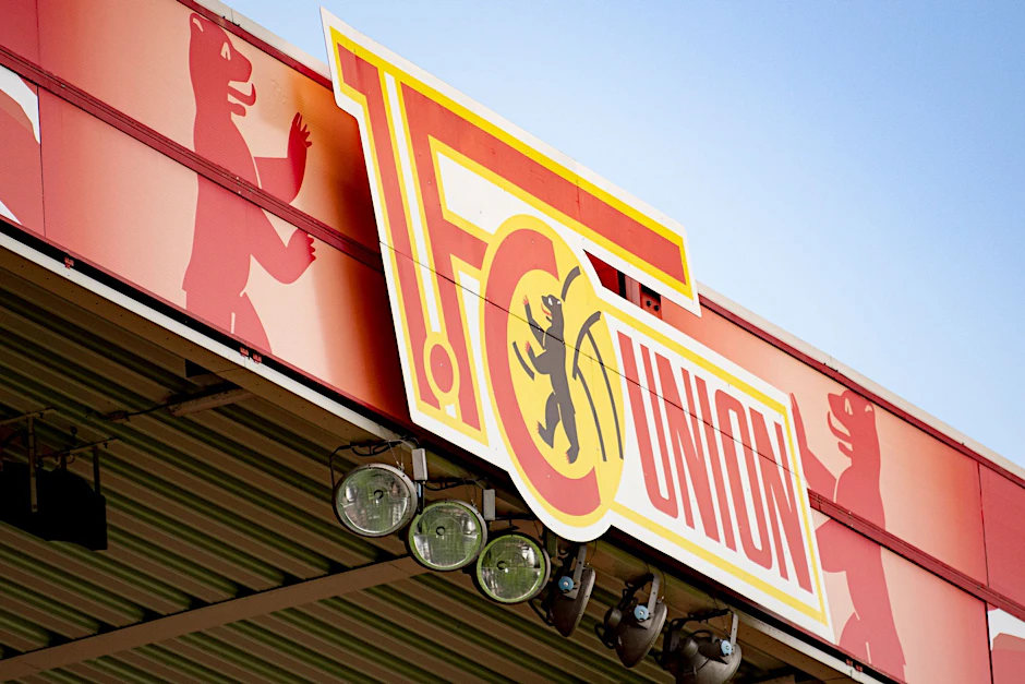 ARCHIV - Das Logo des 1. FC Union Berlin im Stadion An der Alten Försterei.  