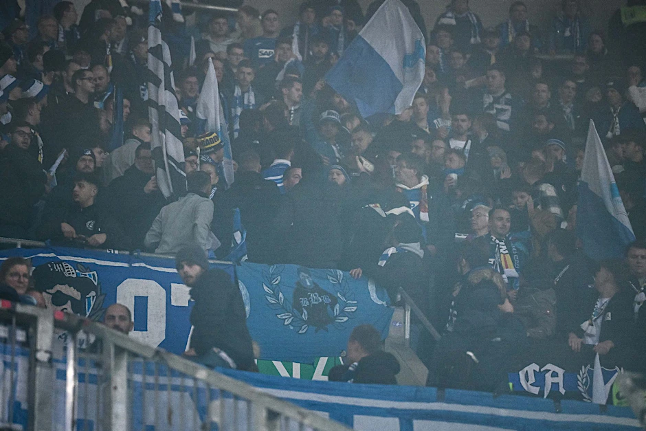ARCHIV - Rauch ist in dem Fanblock der Hoffenheim-Fans nach dem Böllerwurf zu sehen.  