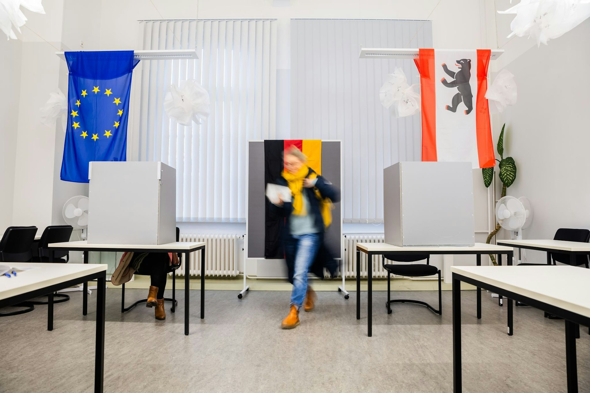 Teilwiederholung der Bundestagswahl 2021: Ein Wahlvorstand in Pankow soll betrunken zur Wahl gekommen sein. In anderen Wahllokalen, wie hier, verlief die Wahl hingegen meist reibungslos.