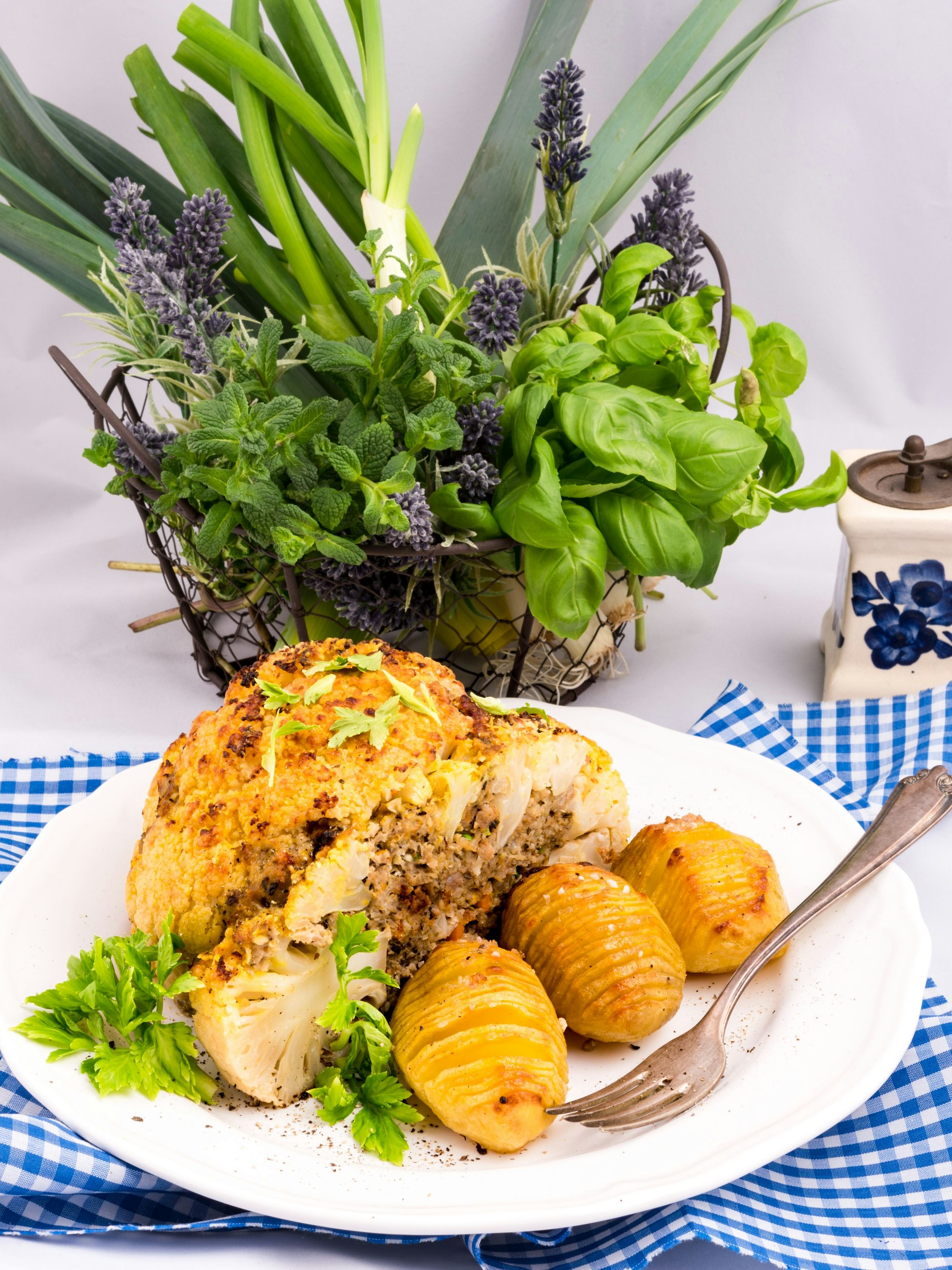 Zum gefüllten Blumenkohl passen Kartoffeln perfekt - Sie können das Rezept aber auch einfach so genießen.