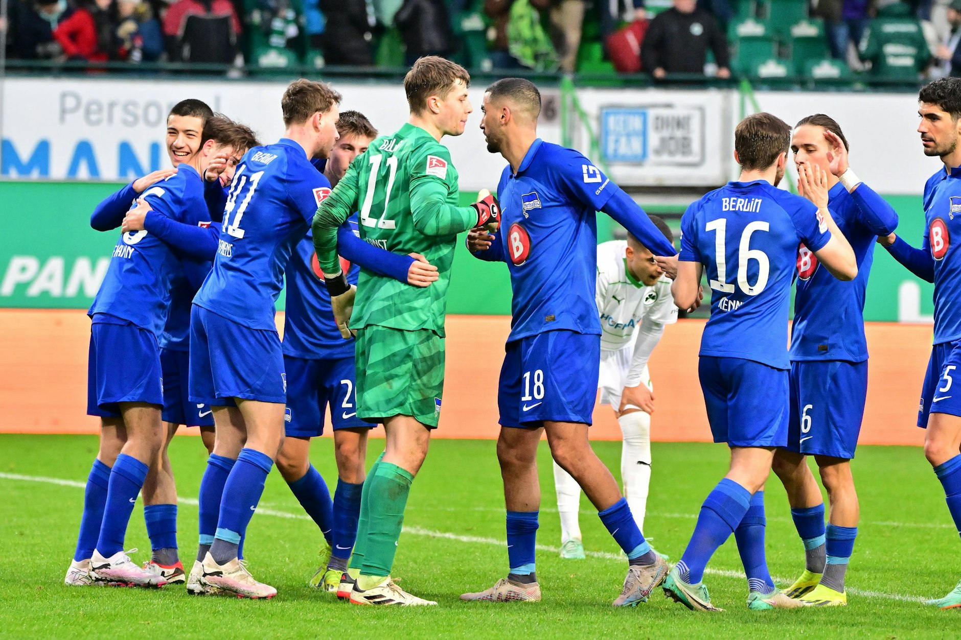 Glücklich, aber ziemlich geschafft! Herthas Profis umarmen sich nach dem 2:1 in Fürth.