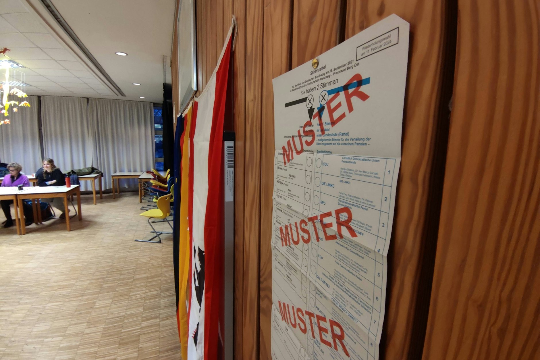 Wahllokal bei der Teilwiederholung des Bundestagswahl 2021: Landeswahlleiter ist zufrieden mit Ablauf.