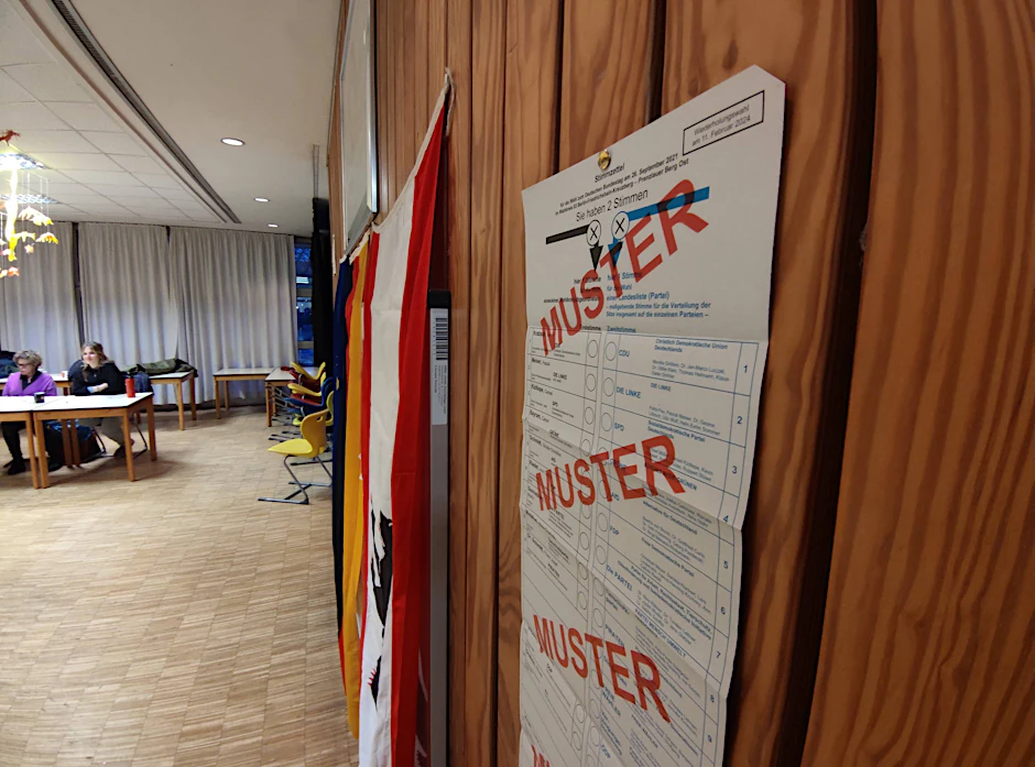 Wahllokal bei der Teilwiederholung des Bundestagswahl 2021: Landeswahlleiter ist zufrieden mit Ablauf.