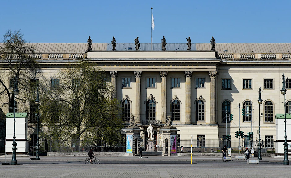 ARCHIV - Die Humboldt-Universität zu Berlin am Boulevard Unter den Linden.  