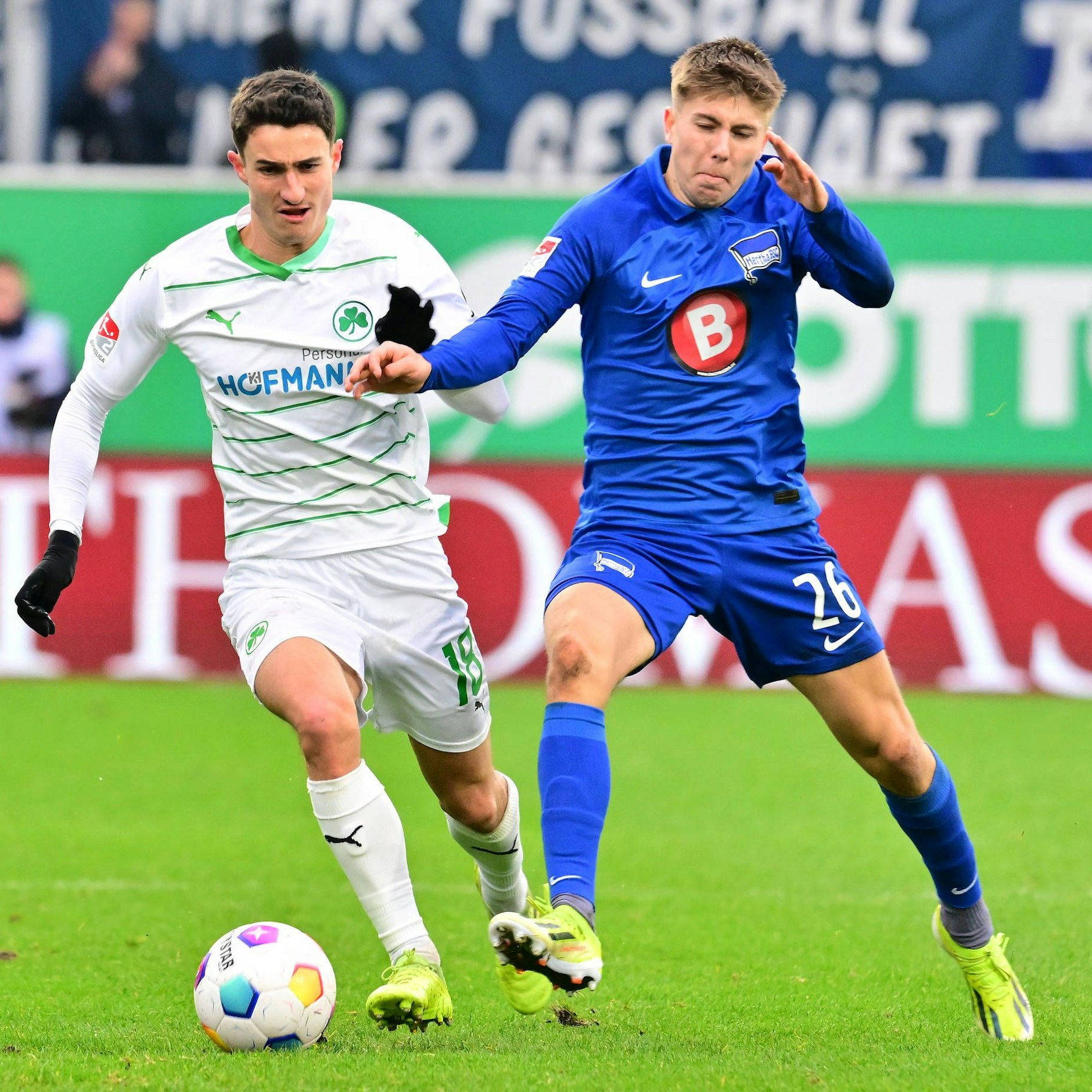 Herthas junger Däne Gustav Christensen kämpfte nach schwerer Grippe für 23 Minuten, hier im Duell mit Fürths Marco Meyerhöfer.