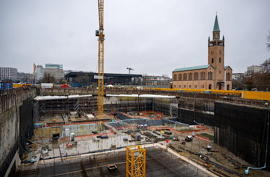Der Grundstein für das neue Museum berlin modern wird auf der Baustelle in die Baugrube gehoben.  