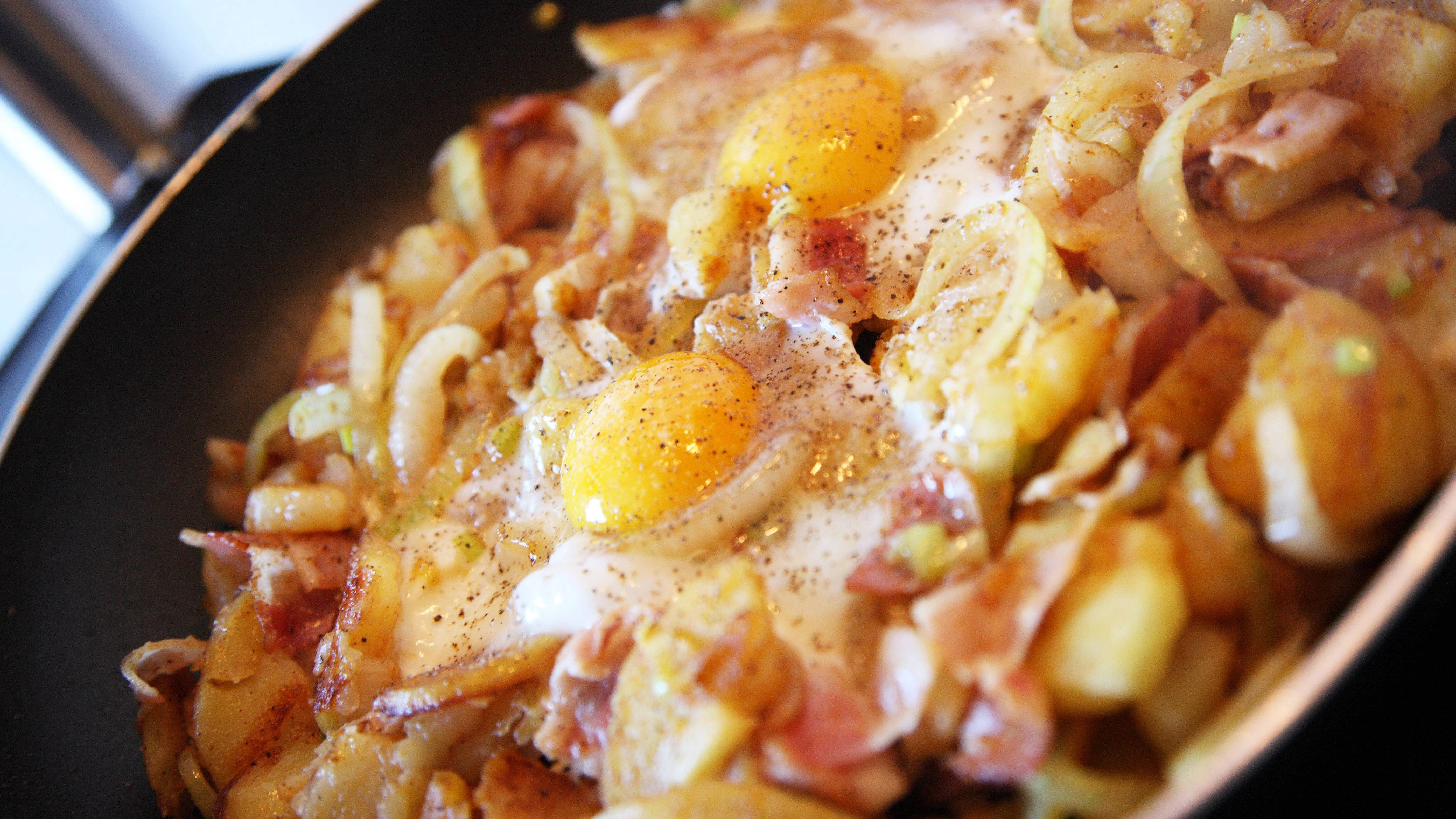 Leckeres Hoppel Poppel nach diesem Rezept ist schnell gemacht. Die köstliche Kartoffel-Fleisch-Pfanne erinnert an das traditionelle Bauernfrühstück.