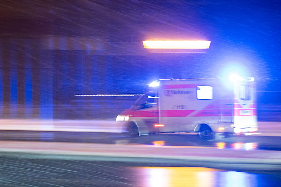 Ein Krankenwagen fährt über eine Straße in Berlin. 