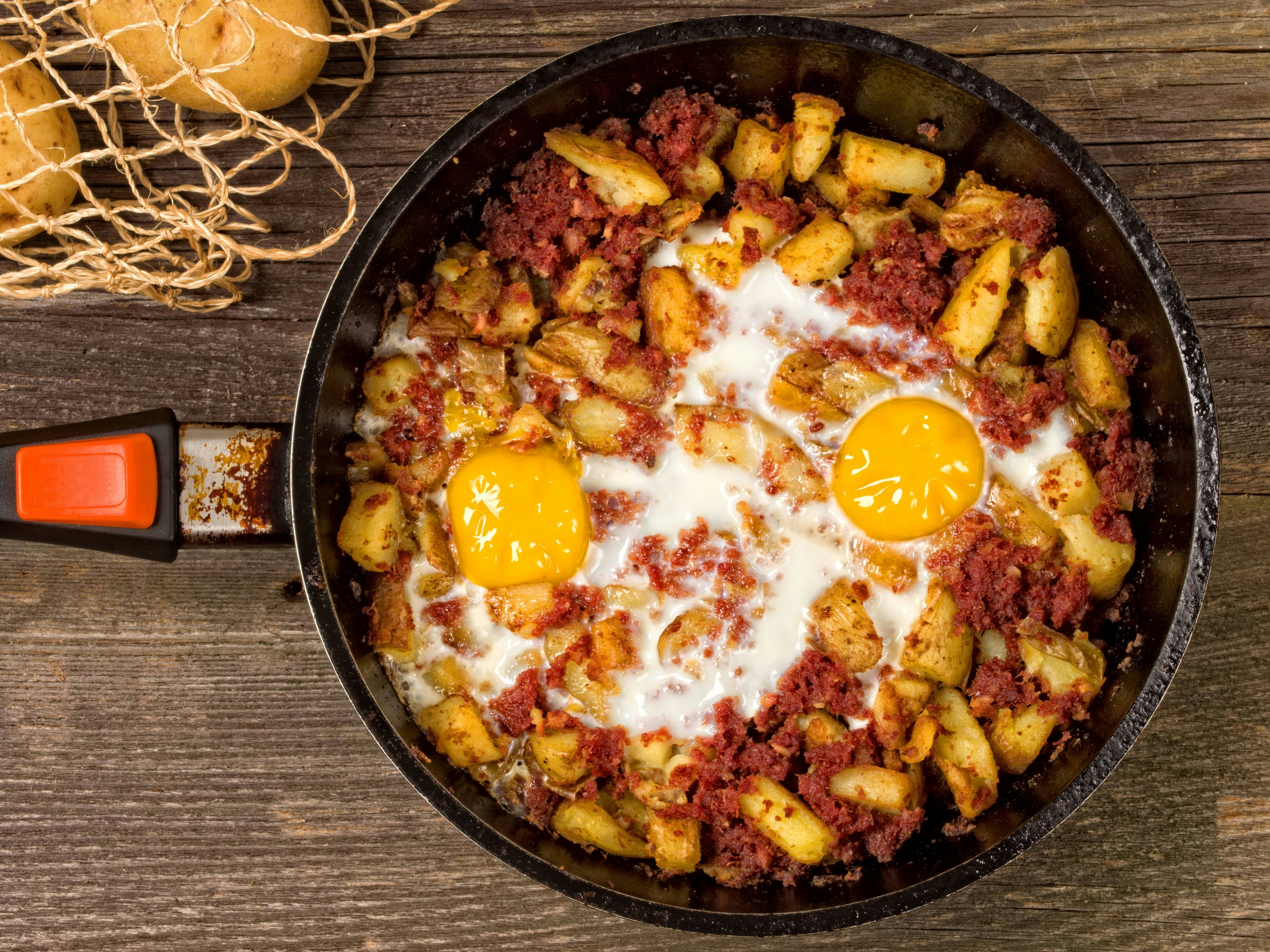Rezept für Gulaschsuppe: So geht Omas Kesselgulasch mit Paprika und ...