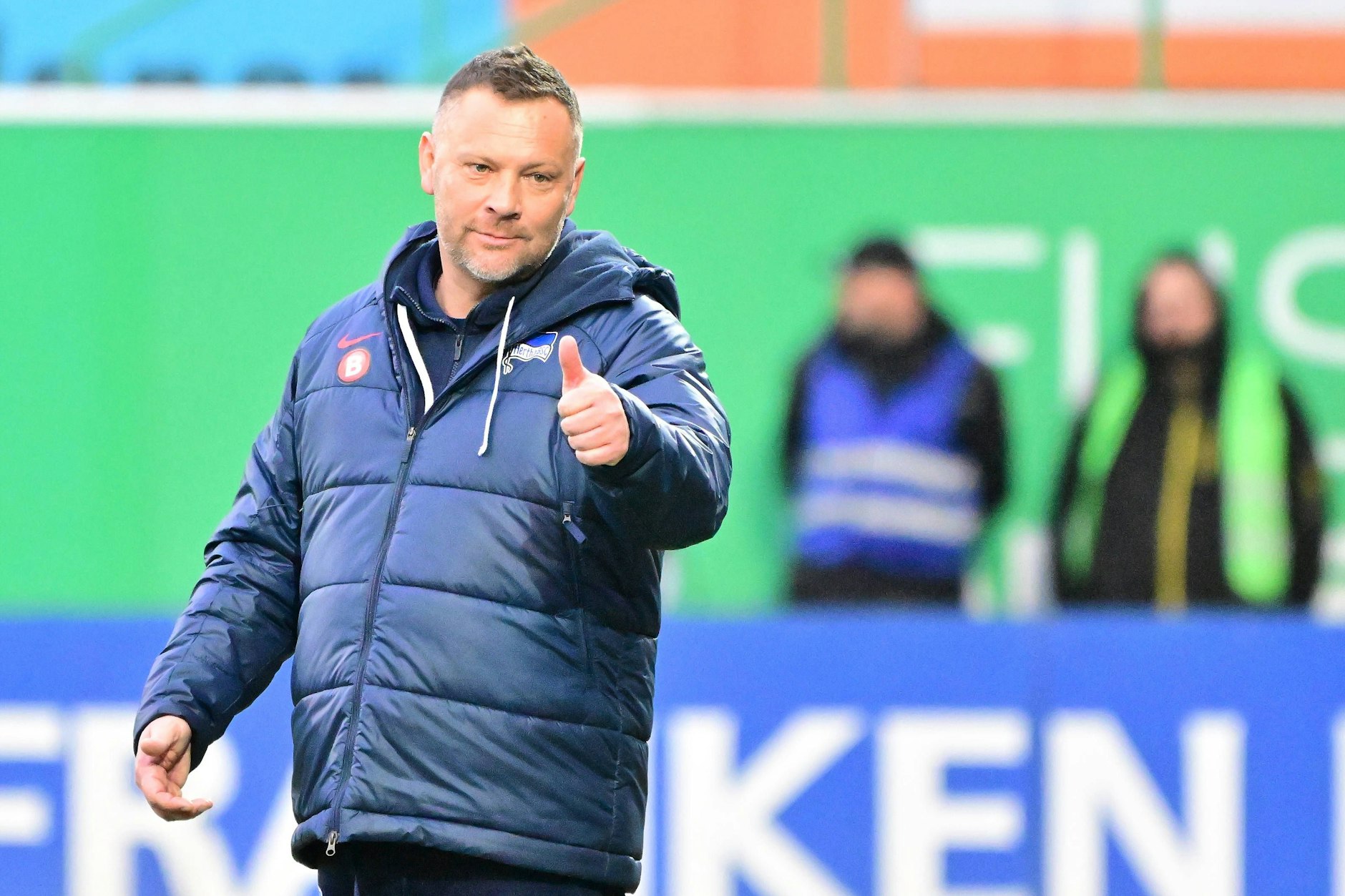 Daumen hoch! Herthas Trainer Pal Dardai nach dem 2:1-Sieg bei Greuther Fürth.