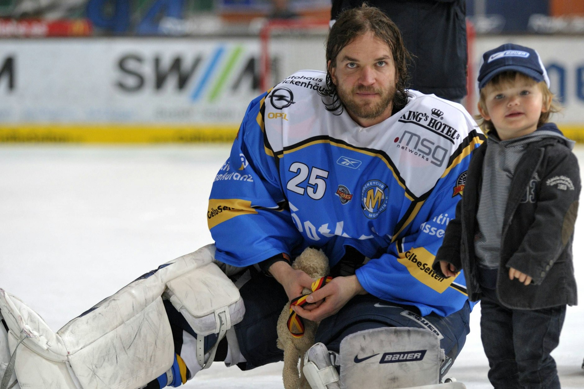 Eisbären-Torwarttrainer Sebastian Elwing führte Sohn Lenny früh an Eishockey ran, auch in seiner Zeit in München war der Junior hautnah dabei.