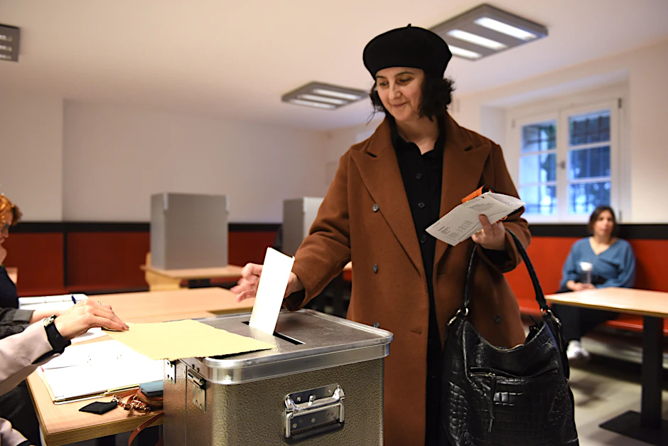 Eine Frau gibt ihren Stimmzettel in einem Pankower Wahllokal ab.