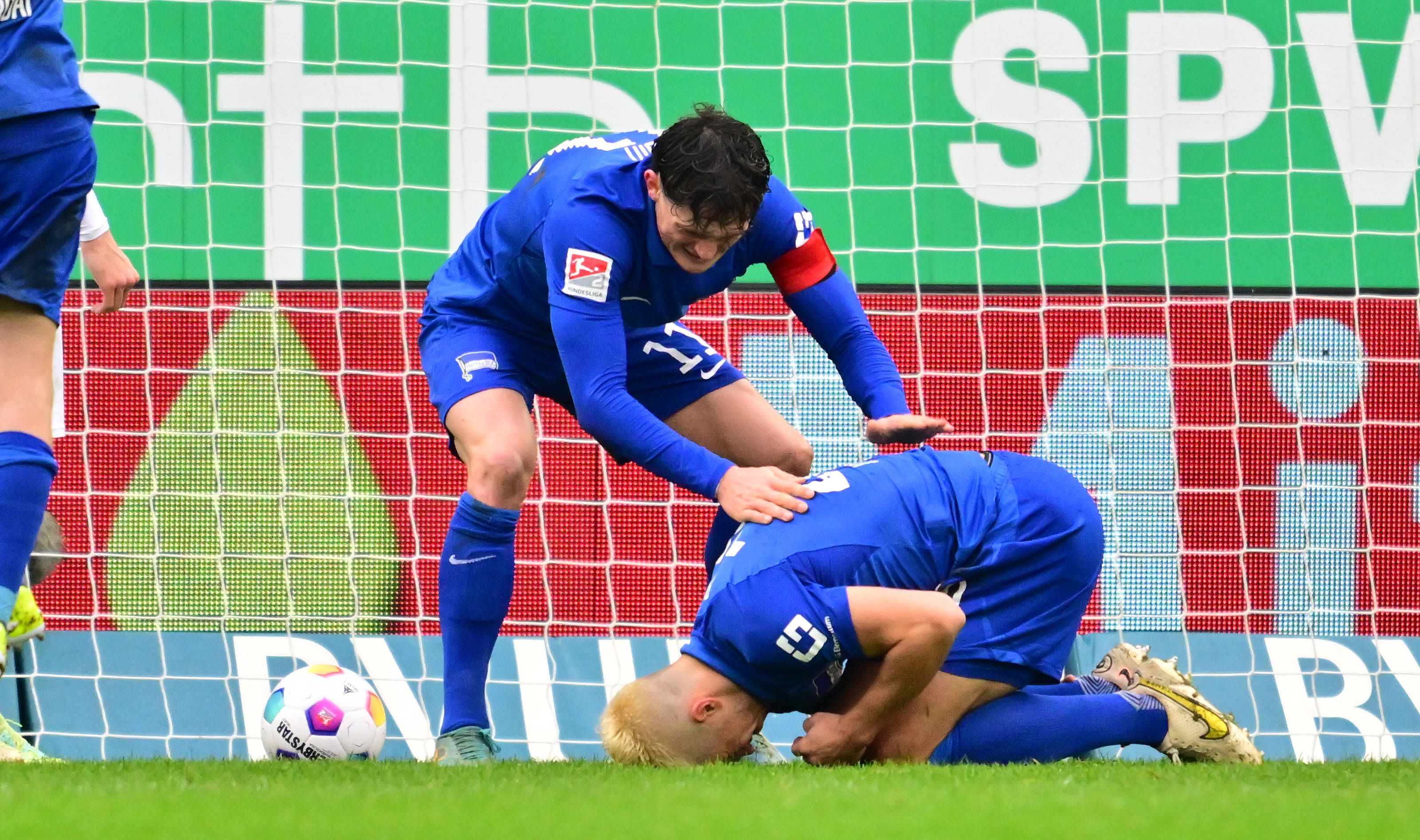 Hertha-Sieg, aber Kempf-Drama! Zwei Tore, dann schwer verletzt raus