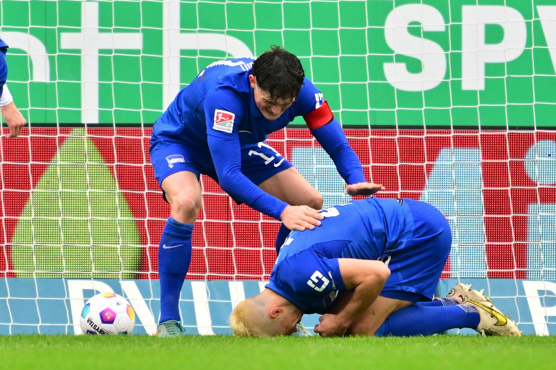 Bei seinem Kopfballtor zum 2:1 knickte Herthas Verteidiger Marc Kempf unglücklich um und musste schwer verletzt ausgewechselt werden.