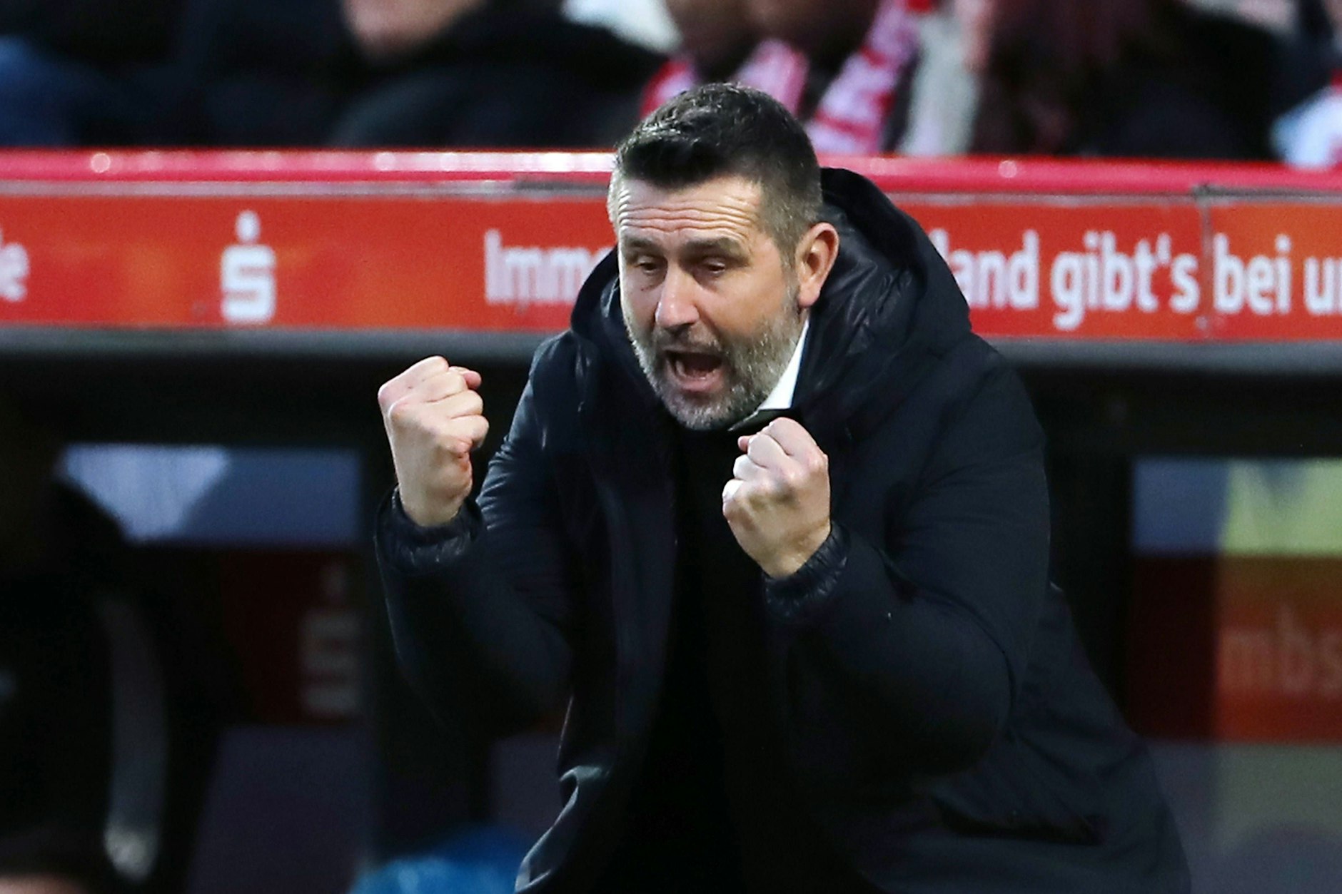 Siegerfäuste und einmal brüllen! So jubelte Union-Coach Nenad Bjelica nach dem 1:0-Heimsieg gegen den VfL Wolfsburg.