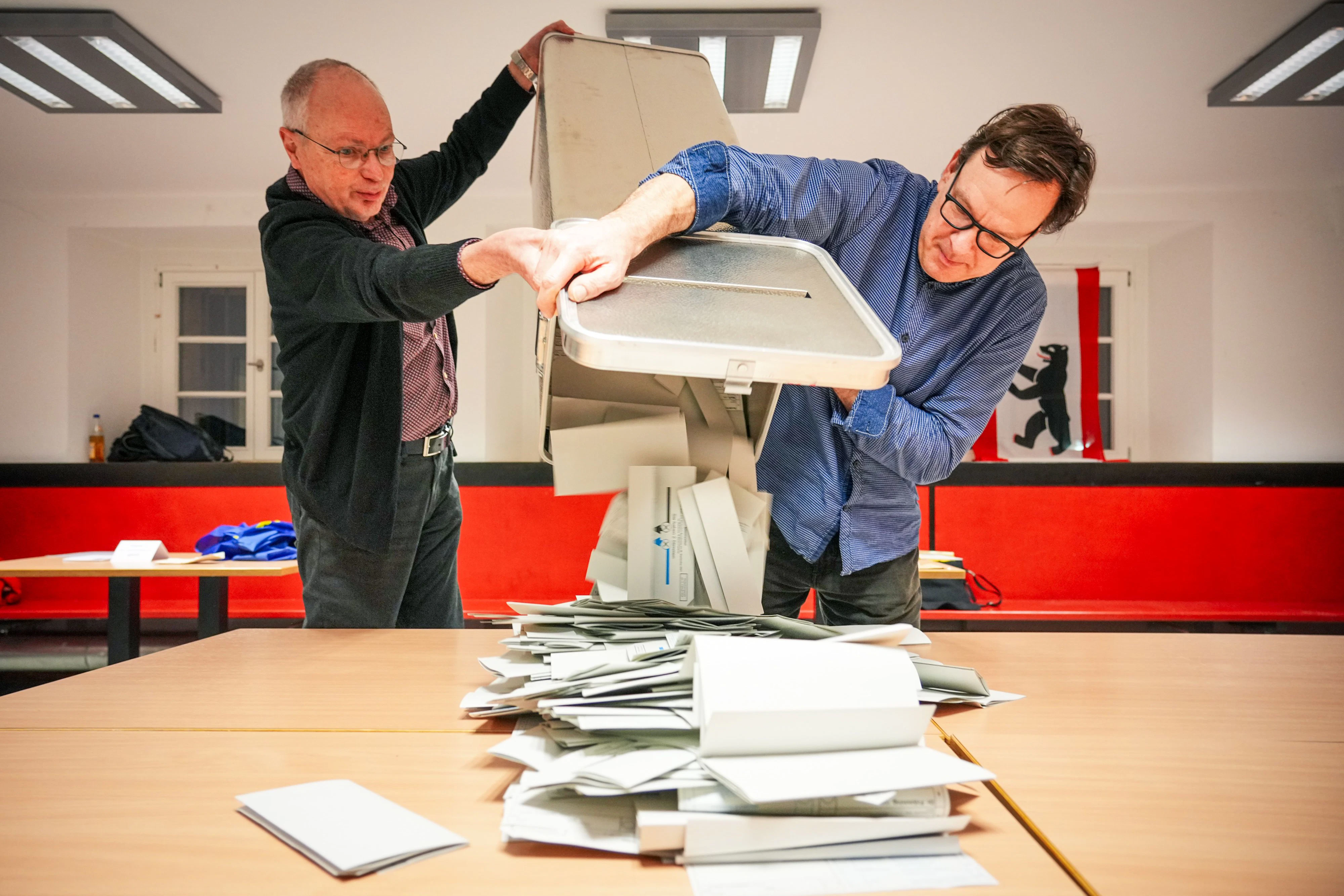 Wahlhelfer leeren bei der Stimmauszählung im Carl von Ossietzky-Gymnasium im Wahllokal 317 die Wahlurnen aus.&nbsp;