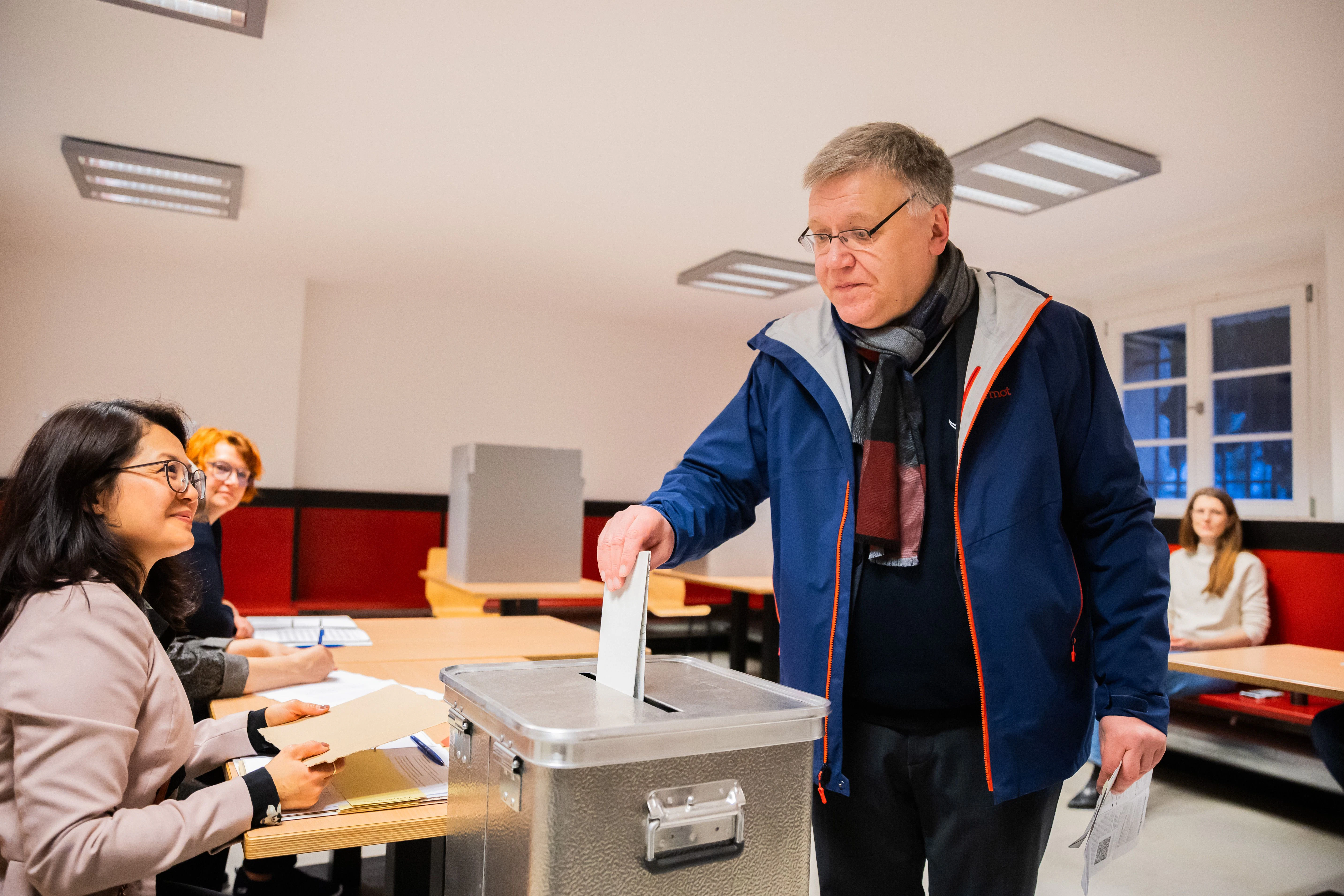 Stephan Bröchler (r), Landeswahlleiter für Berlin, wählt im Wahllokal im Carl-von-Ossietzky-Gymnasium in Berlin-Pankow.
