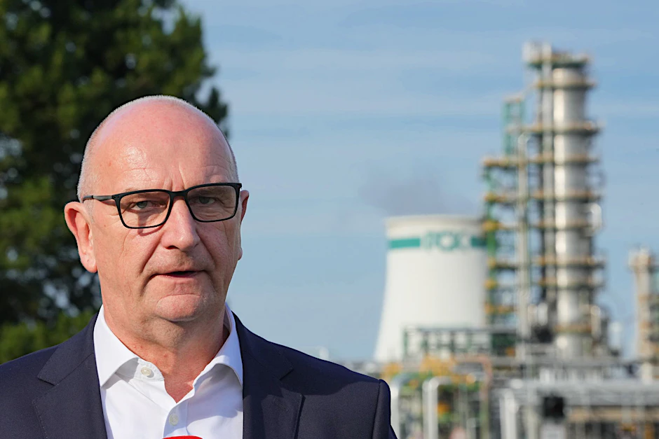 ARCHIV - Brandenburgs Ministerpräsident Dietmar Woidke (SPD) spricht auf dem Werksgelände der PCK Raffinerie GmbH.  