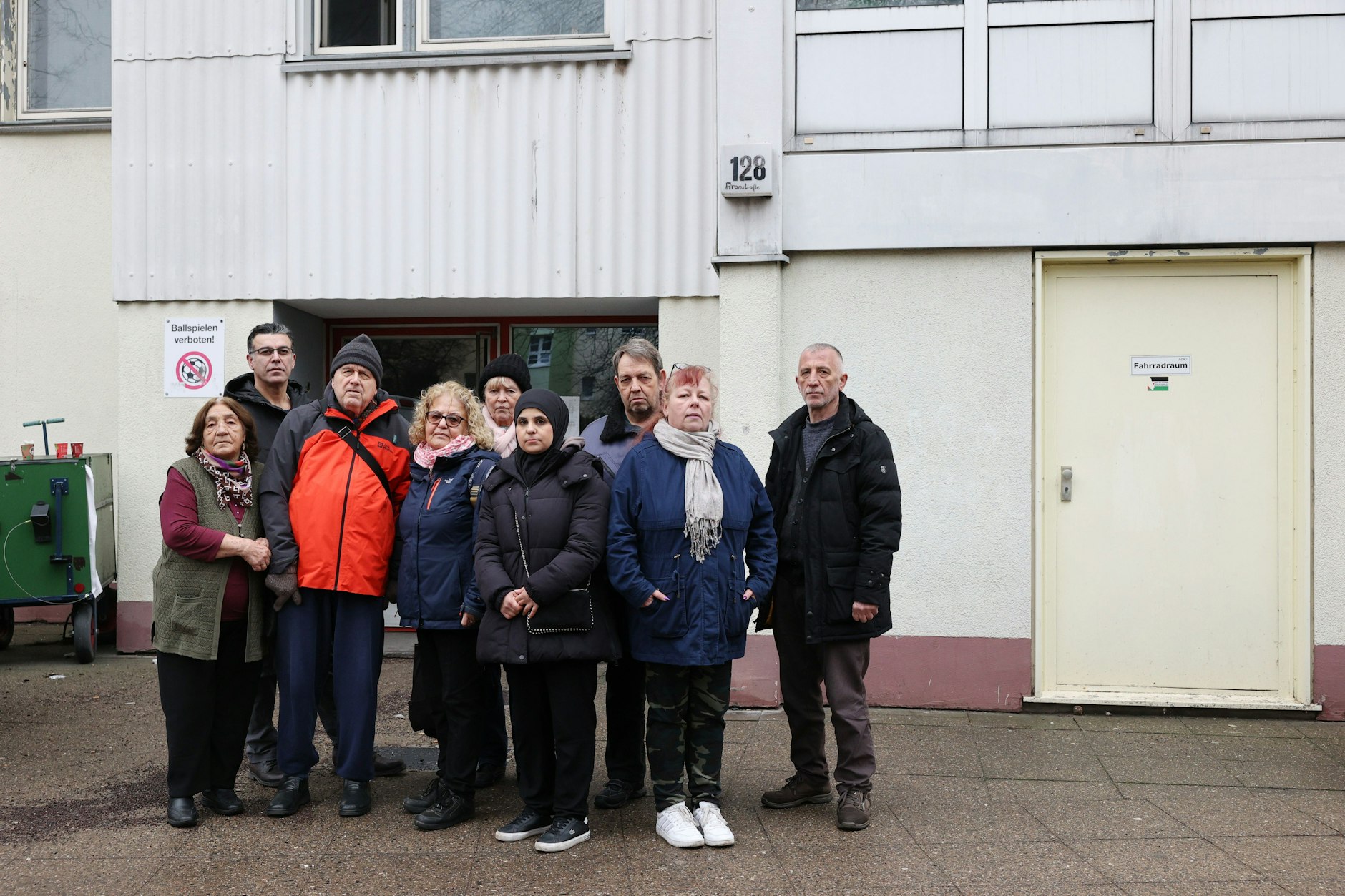 Die Mieter des Hauses in der Aronsstraße 128 leben nach einem Brand ohne Strom und warmes Wasser.