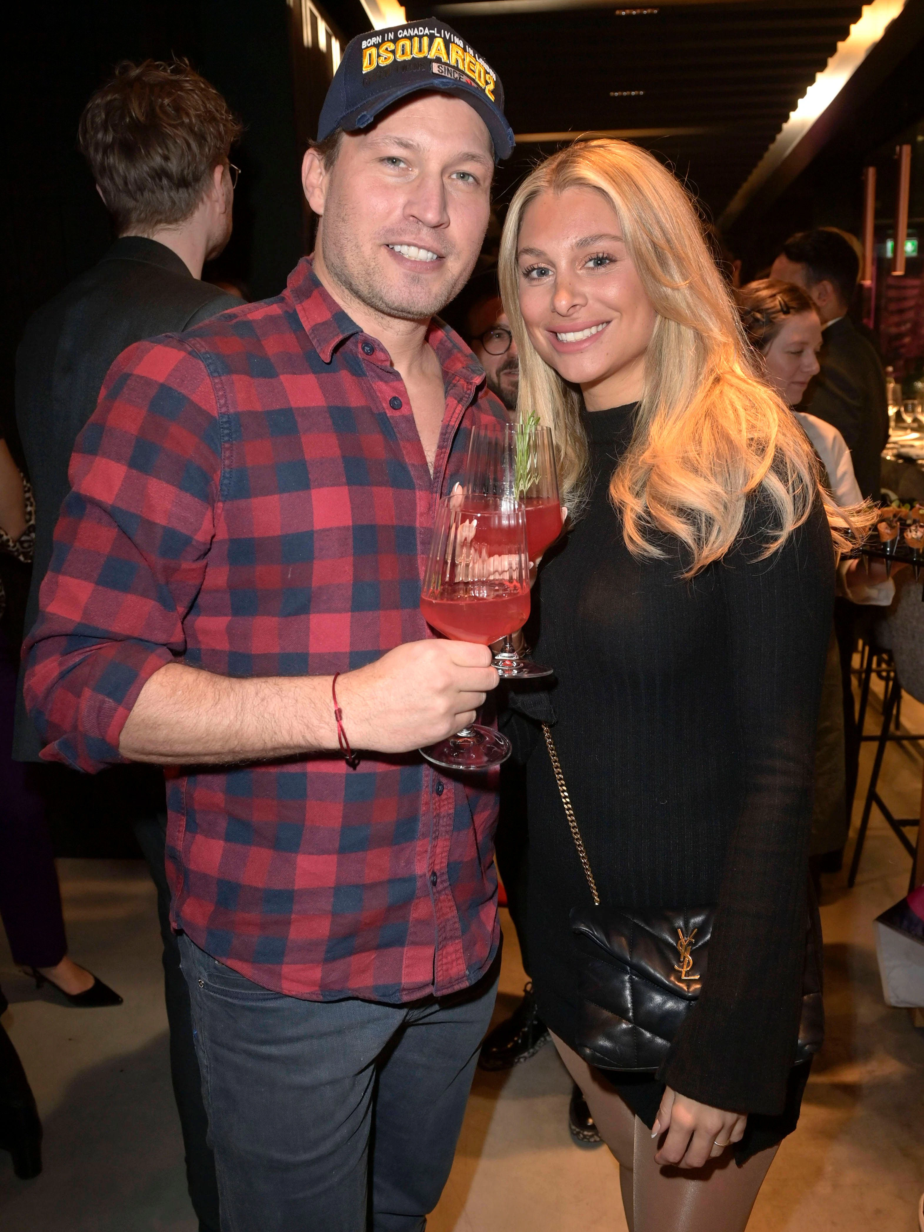 Raúl Richter und Vanessa Schmitt bei der Eröffnung des Restaurants The Dry Gin &amp; Beef Club in Berlin-Mitte.