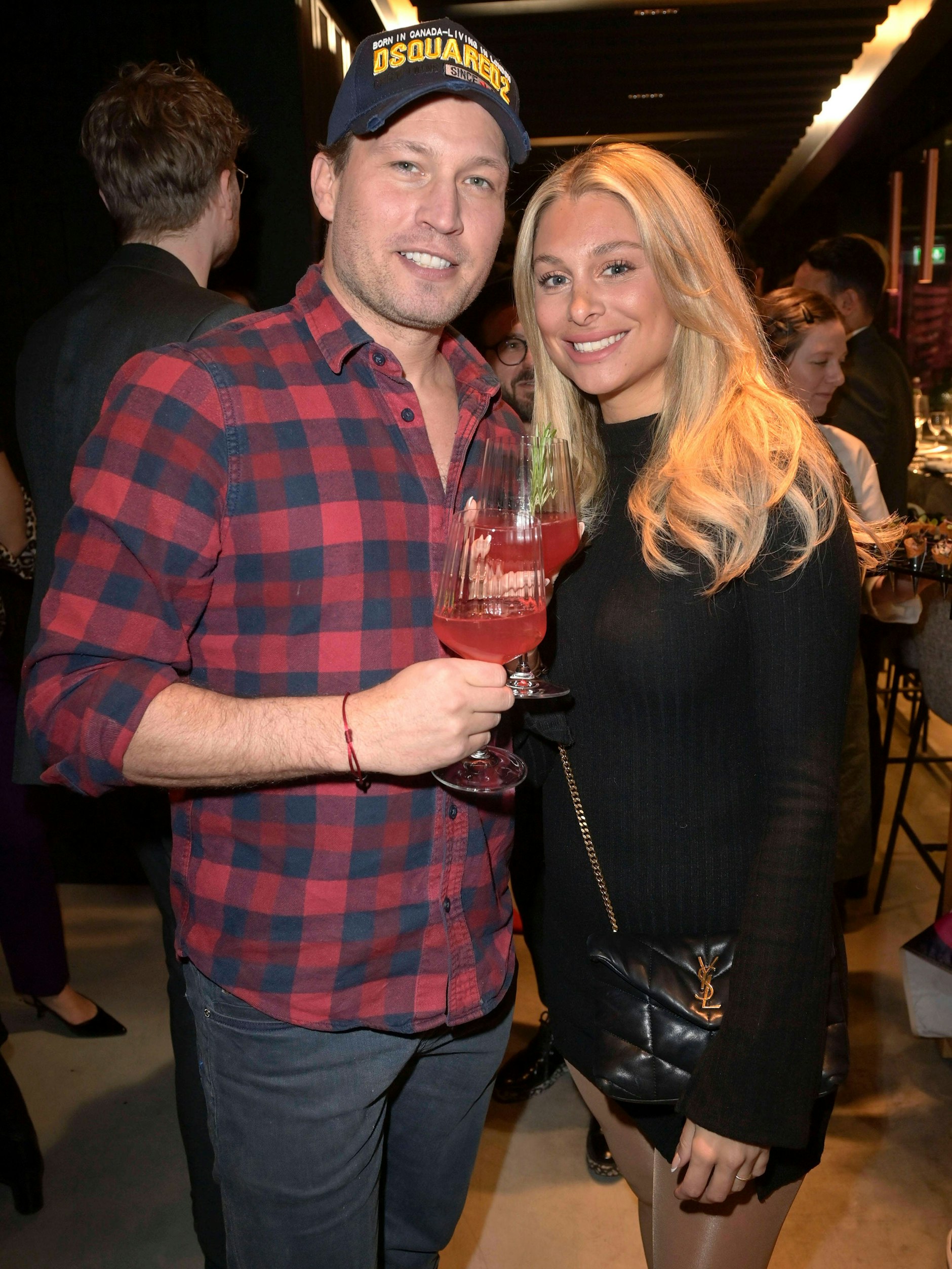 Raúl Richter und Vanessa Schmitt bei der Eröffnung des Restaurants The Dry Gin &amp; Beef Club in Berlin-Mitte.