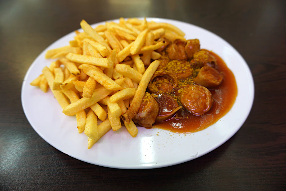 Berliner Currywurst wie vom Imbiss kann man ganz einfach selbst machen.