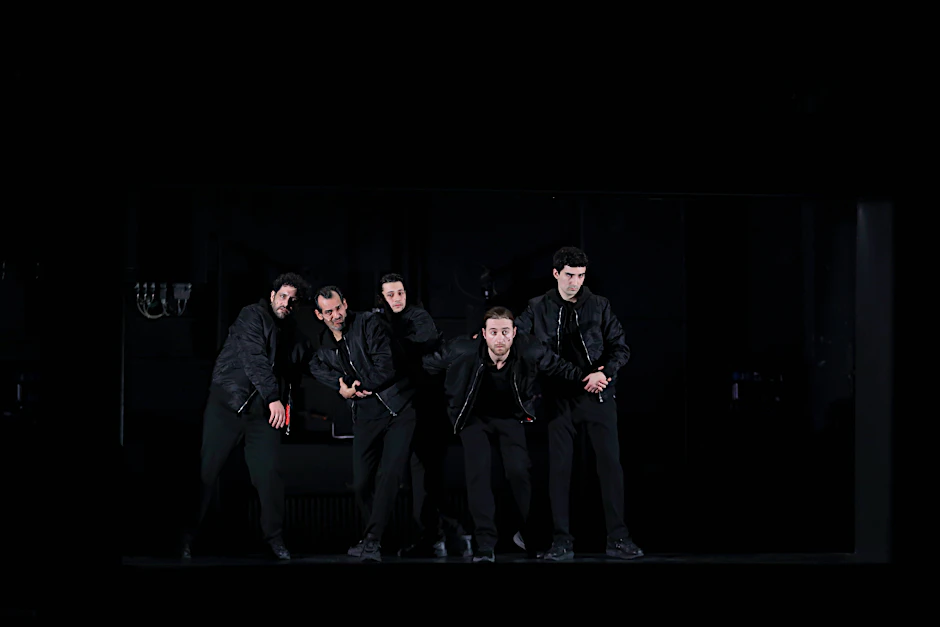 Edgar Eckert, Mehmet Yilmaz, Doga Gürer, Tim Freudensprung und Emre Aksizoglu (v. l.) in „Hund, Wolf, Schakal“ von Behzad Karim Khani im Maxim-Gorki-Theater&nbsp;