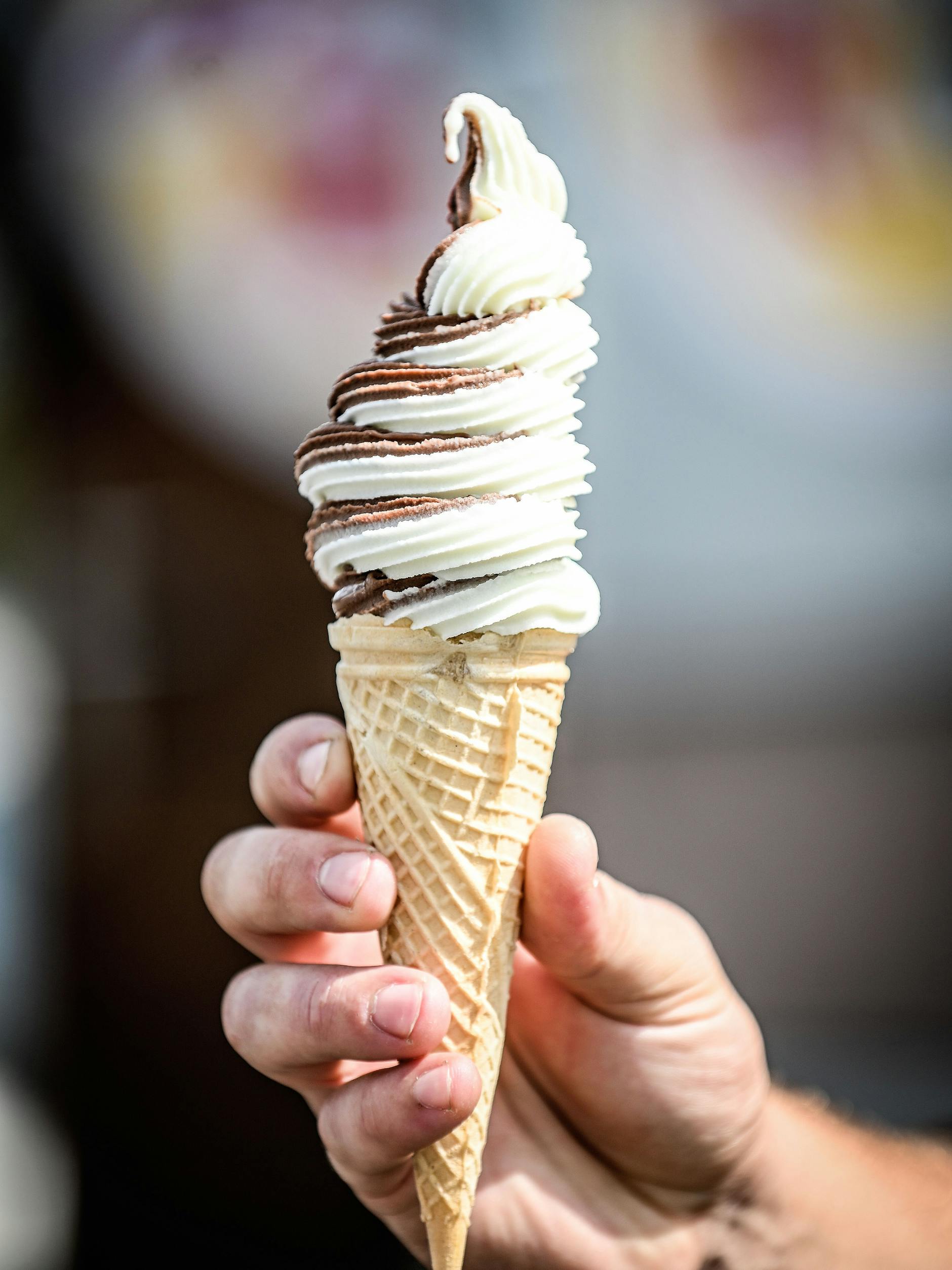 Softeis gibt es mit oder ohne Schokolade - mit Schoko-Glasur ist es als „Eismohr“ bekannt.