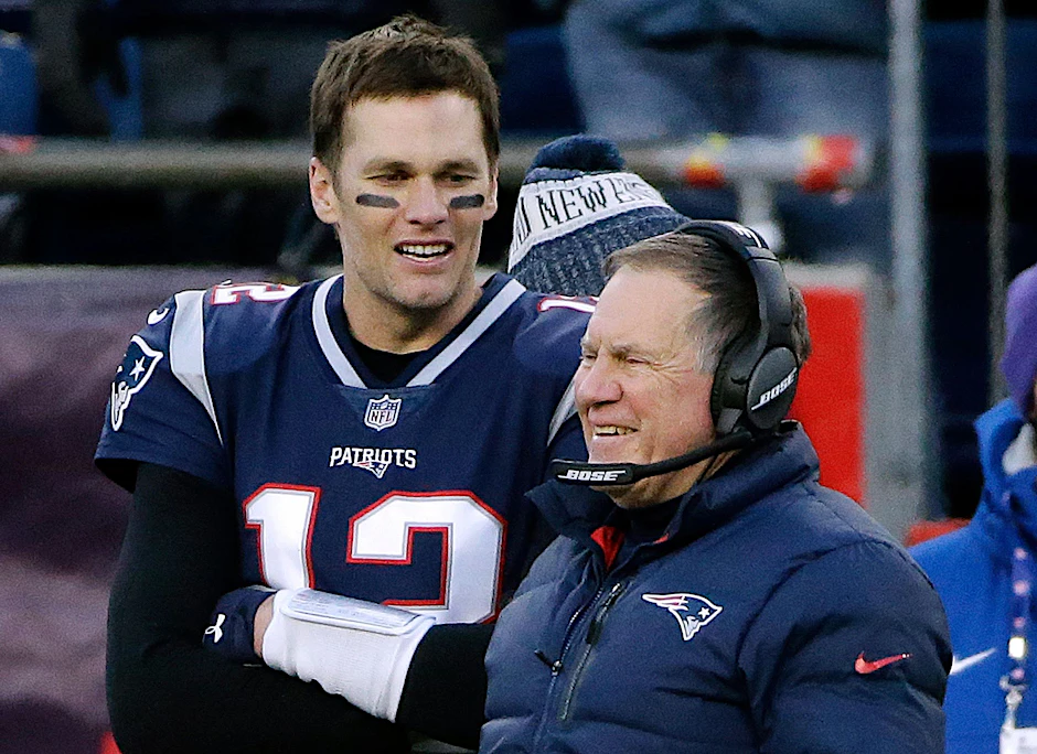 ARCHIV - Tom Bradys (l) ehemaliger Trainer Bill Belichick ist für die kommende Saison ohne Job in der NFL.  