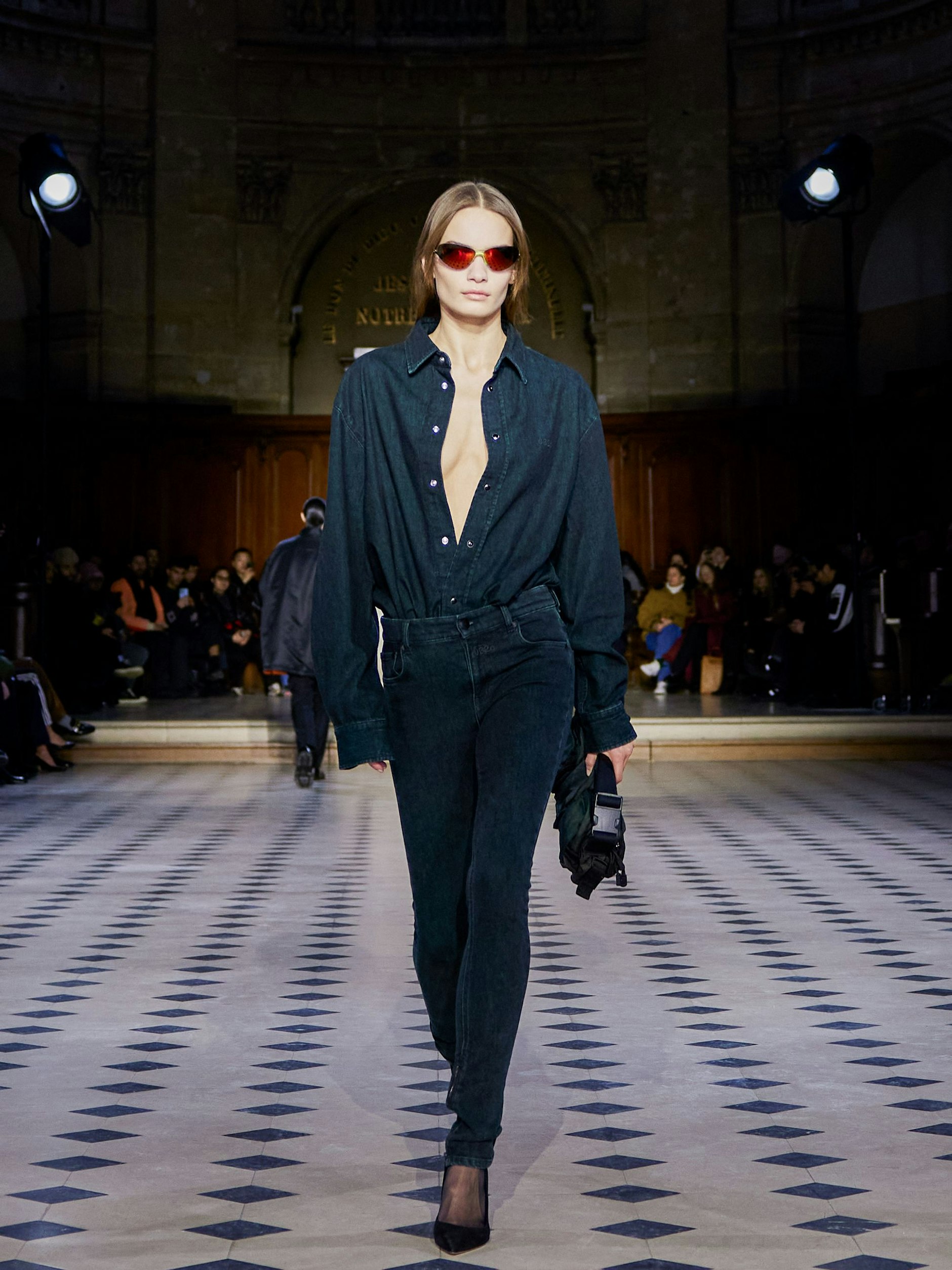 Während die superweite und überlange Puddle-Jeans sich noch auf ihrem Trendhoch befindet, wartet die Skinny Jeans schon seit dem vergangenen Sommer auf ihr Comeback. Doch die schmale Röhre scheint nicht so richtig willkommen zu sein in einer Welt, in der man seit Jahren die Schluffigkeit kultiviert und auch im Luxuslevel etabliert hat. Doch alles kommt zurück, es ist nur eine Frage der Zeit. <br><br>Die 032c-Designerin Maria Koch zeigte uns zu Beginn des Jahres schon einmal, wie die Röhrenjeans aussehen kann. Spannend ist das leichte Spiel um die Hüfte und an den Knöcheln, denn: Wie eine Presswurst aussehen wollte man weder in den Nullerjahren und sollte es auch während des Skinny-Comebacks nicht. Verzichten Sie lieber auf die Jeans, wenn ihre Figur zu kurvig ist. Die Puddle-Jeans wird auch noch eine Weile en vogue sein. Versprochen.