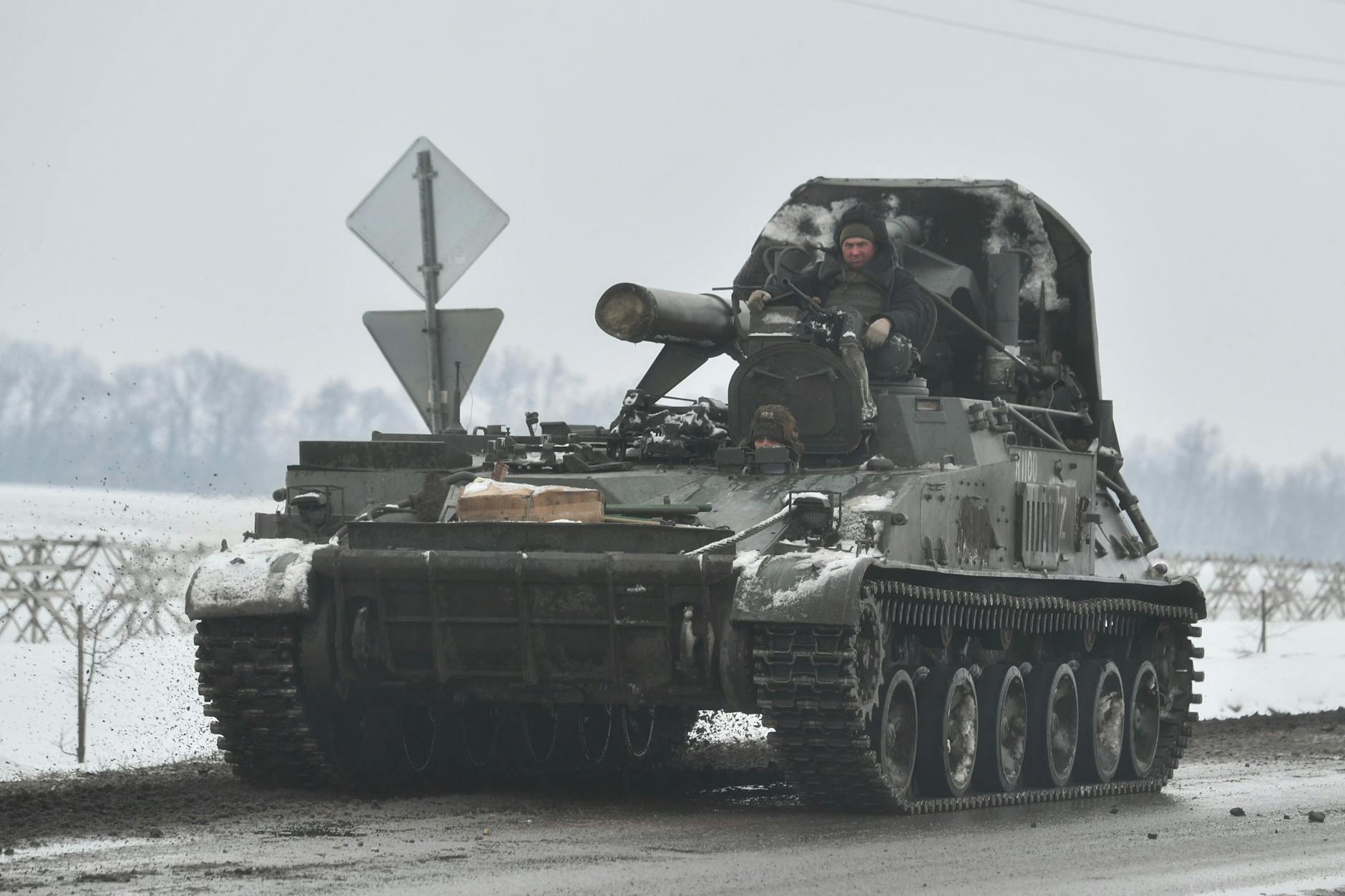 Ein russischer Panzer auf dem Weg zur Front 