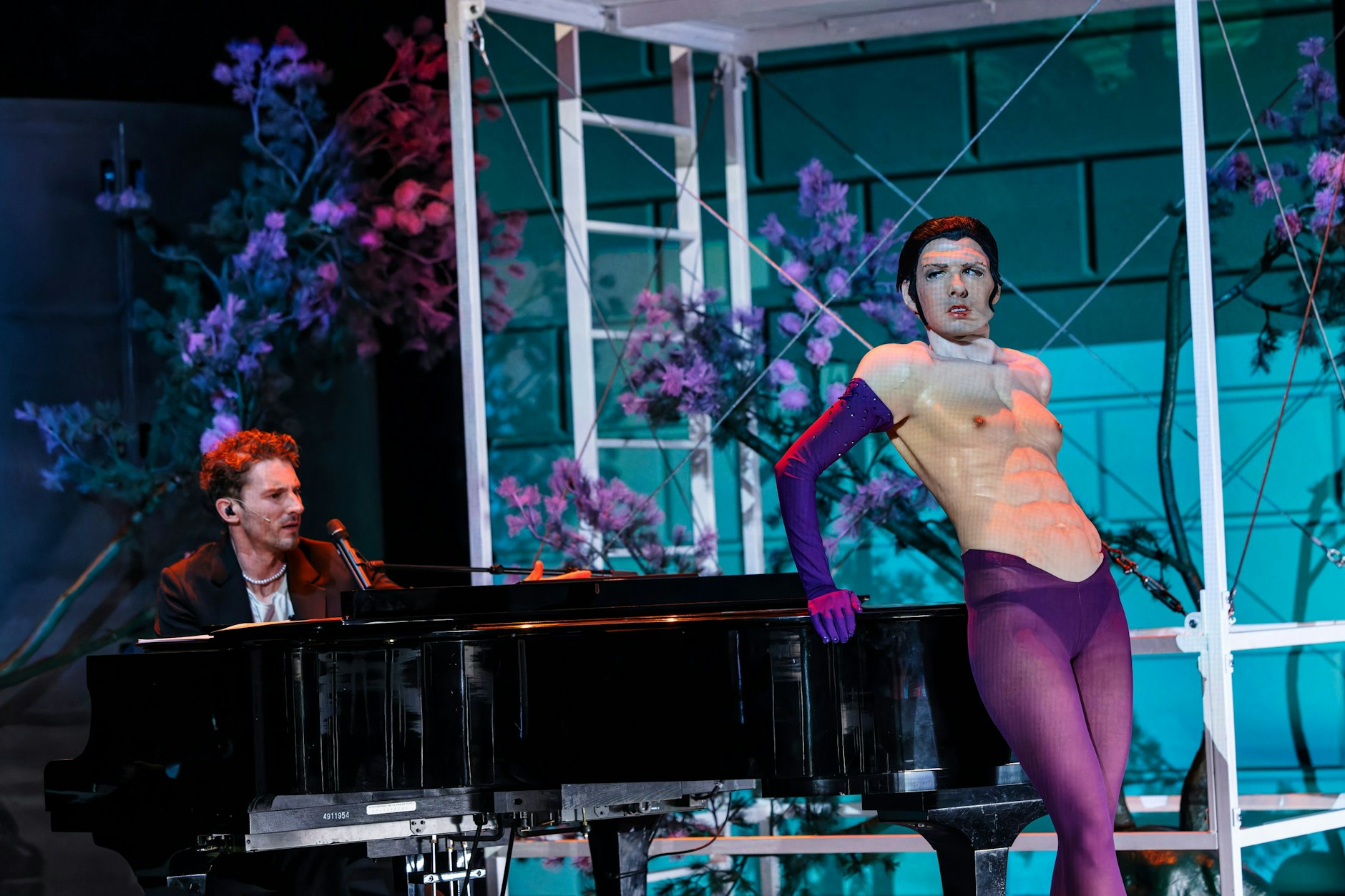 „Bad Kingdom“ von Falk Richter in der Schaubühne: Szene mit Martin Bruchmann am Klavier und Ursina Lardi unter der Maske.