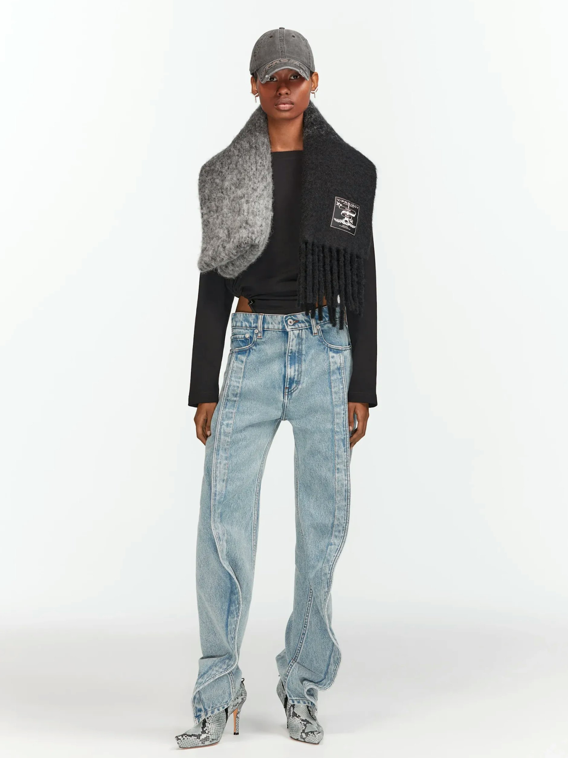 Rundgeformte, weite Beine, die nach unten enger werden: Diese Jeans heißt je nach der Weite des Schnittes Ballon-, Barrel- oder Banana-Jeans. Die Form ist genial, weil sie Bequemlichkeit mit Weiblichkeit verbindet. Die schmalere Banana-Variante funktioniert bestens mit hohen Schuhen und verlängerten Beinen, wie man am Modell von Y/Project für 450 Euro auf dem Foto sehen kann.&nbsp;