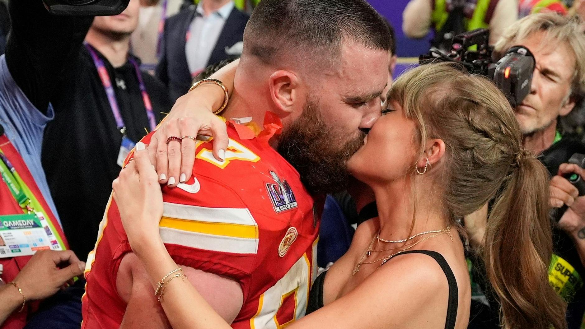 Popstar Taylor Swift küsst ihren Freund, Chiefs Tight End Travis Kelce, nach dem Sieg beim Super Bowl.
