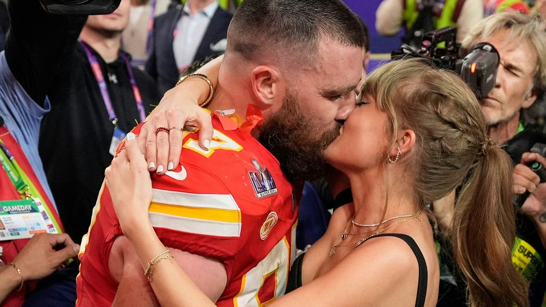Popstar Taylor Swift küsst ihren Freund, Chiefs Tight End Travis Kelce, nach dem Sieg beim Super Bowl.