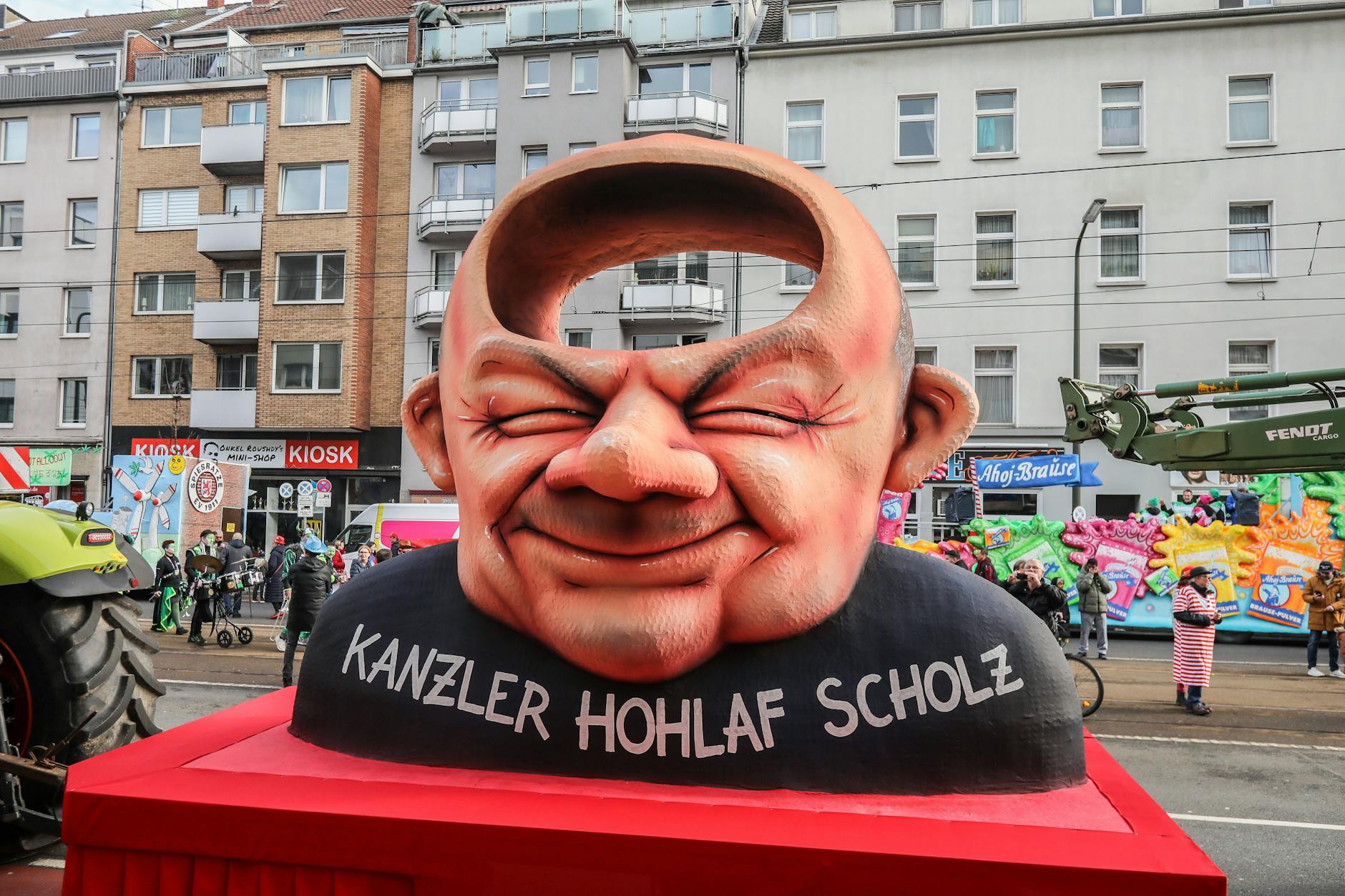 Bundeskanzler Olaf Scholz war ein beliebtes Motiv bei den Karnevalswagen. Hier als Hohlaf Scholz verunglimpft, gab es aber noch viele weitere Wagen.