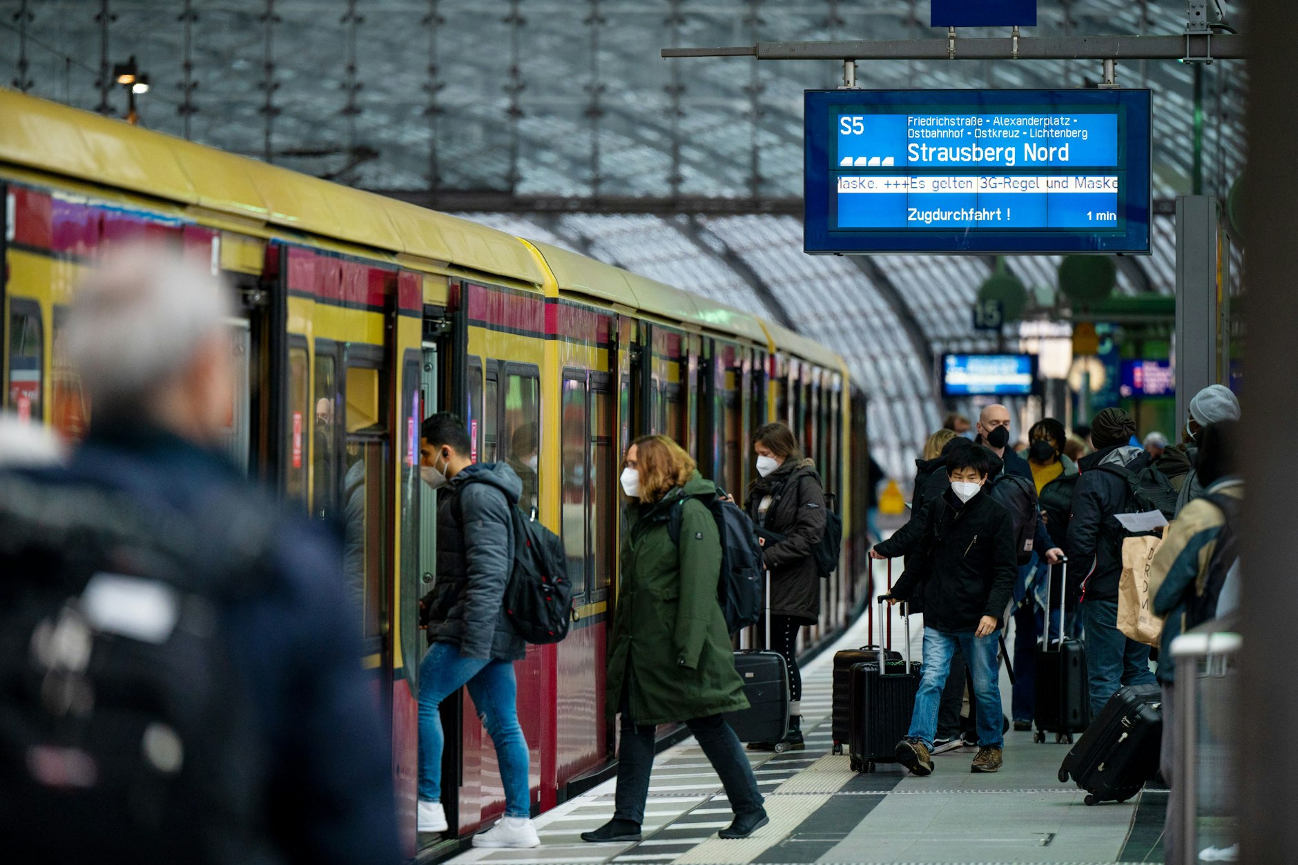 Fahrgäste steigen im Hauptbahnhof in eine S-Bahn ein. Die Berliner S-Bahn gehört zu den pünktlichsten in Deutschland.