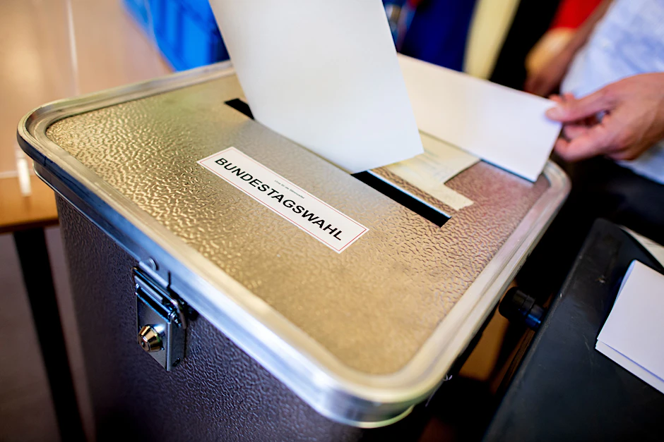 Wahlwiederholung: Ein Wähler wirft in Berlin seinen Stimmzettel für die Bundestagswahl in eine Wahlurne.